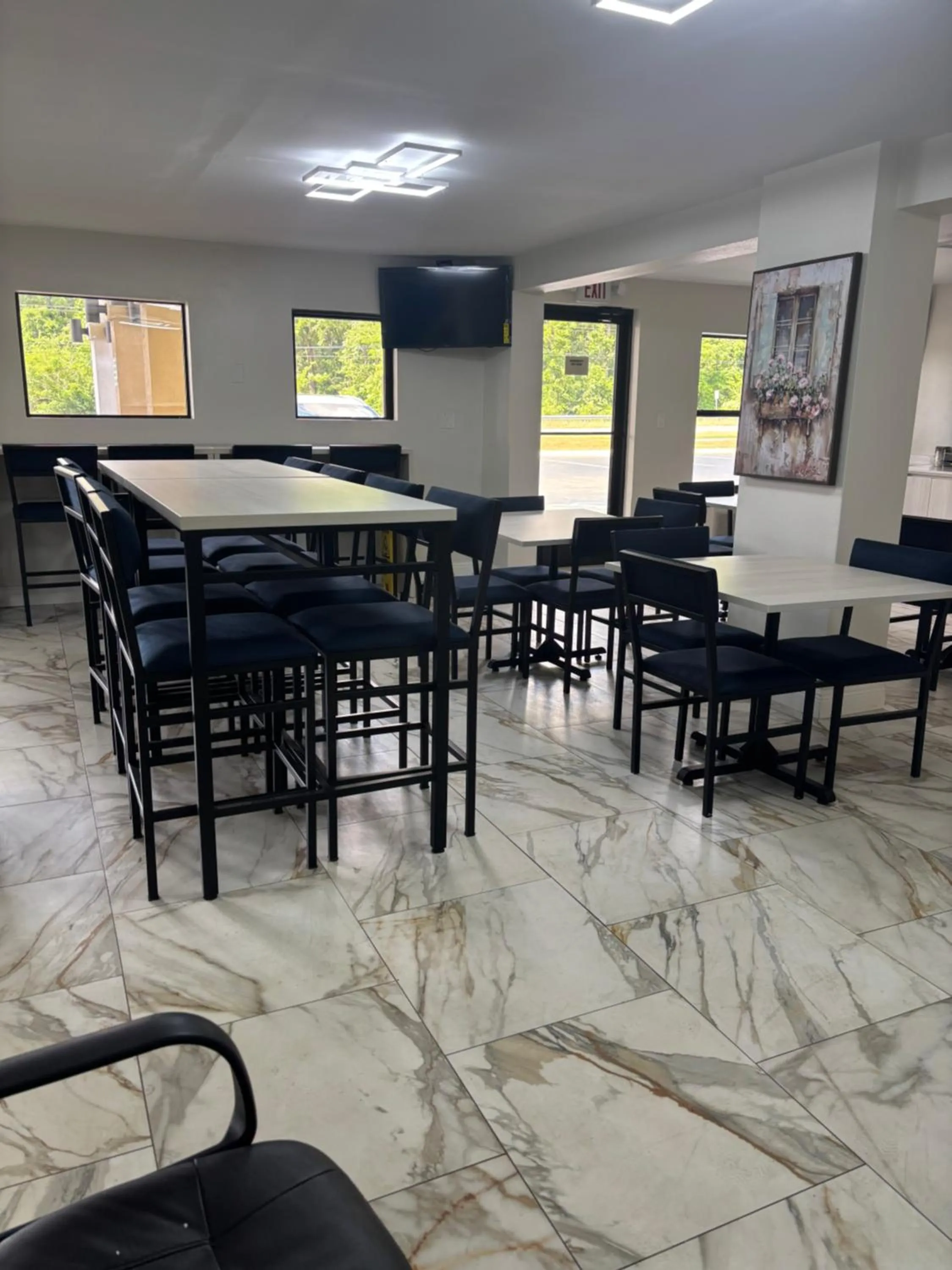 Communal lounge/ TV room in Alachua Inn