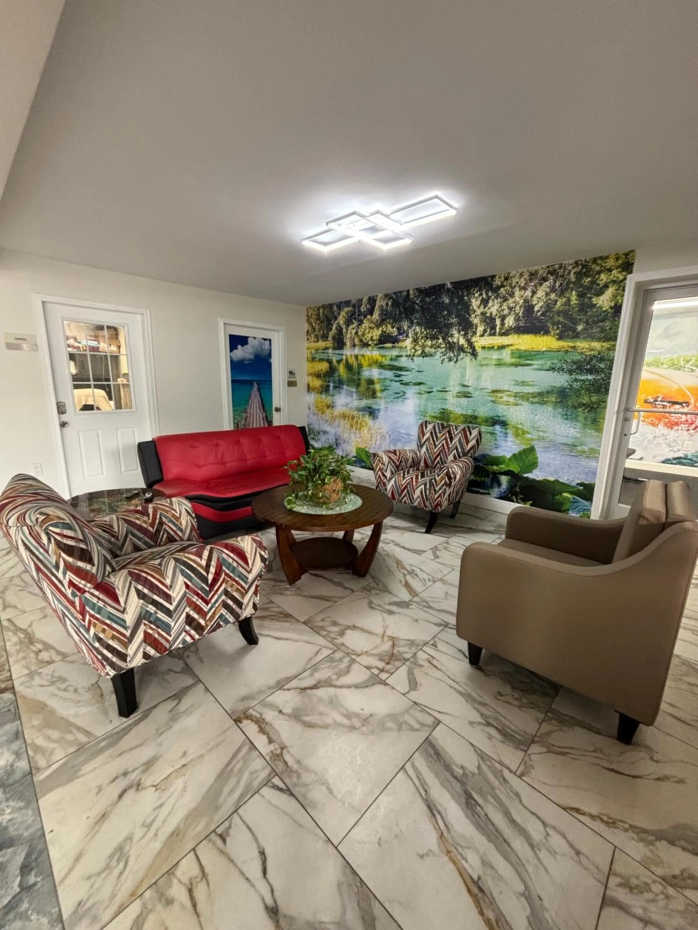 Communal lounge/ TV room in Alachua Inn