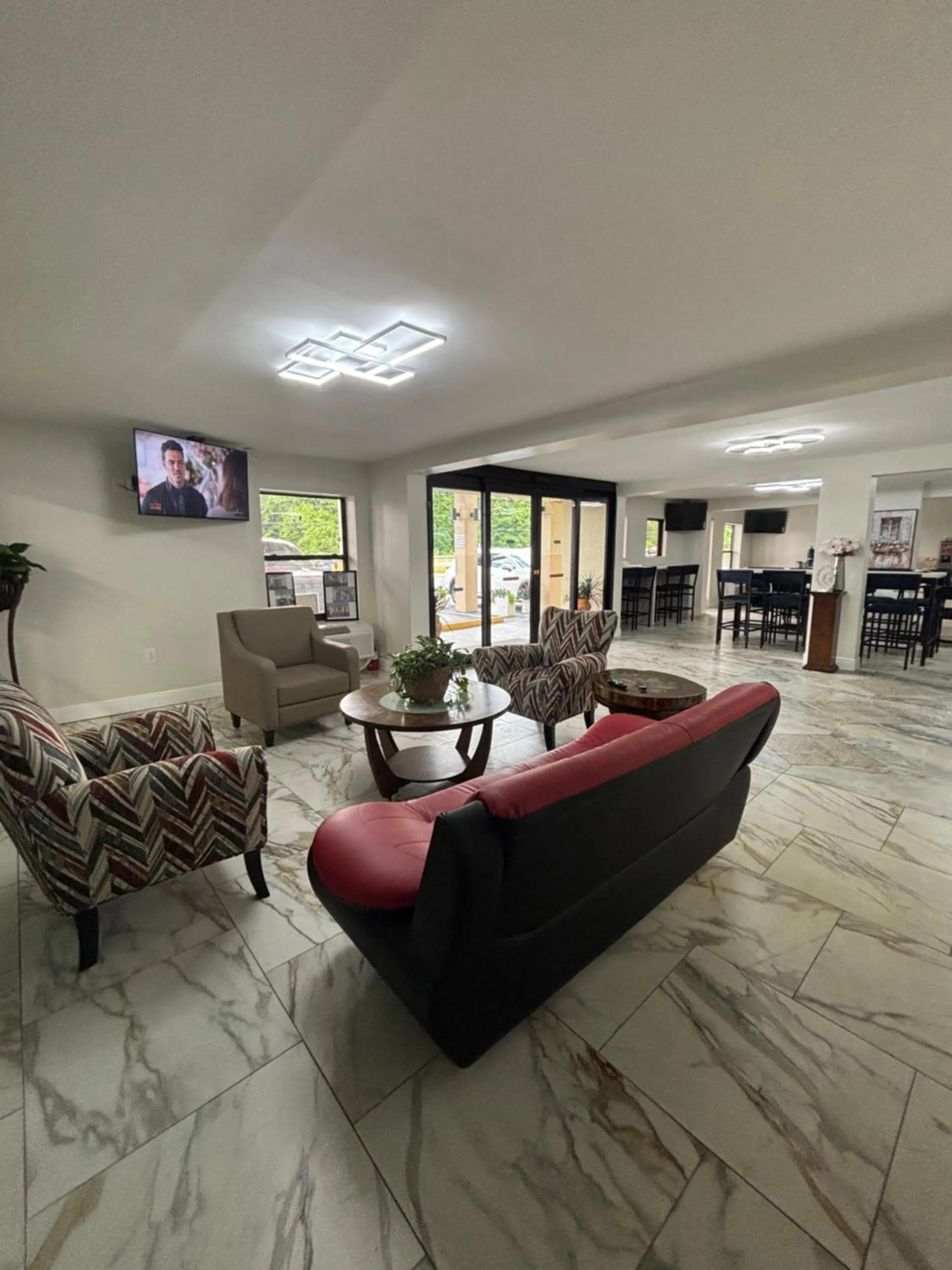 Communal lounge/ TV room in Alachua Inn