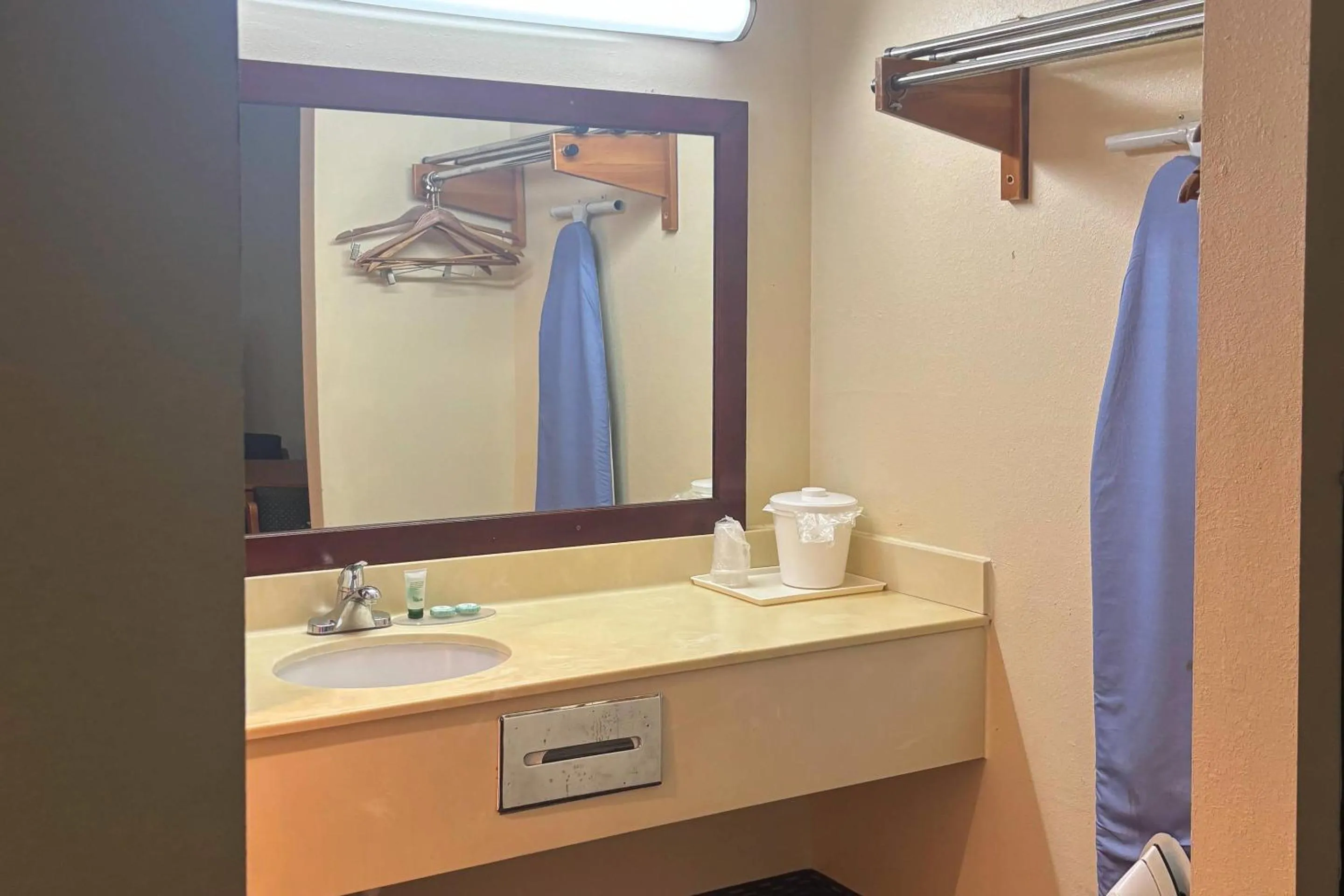 Bedroom in Alachua Inn