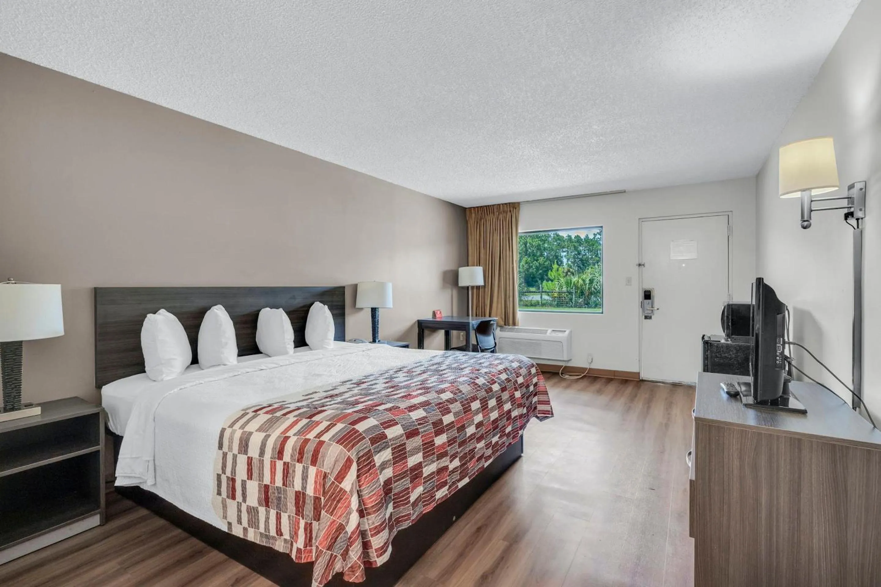 Photo of the whole room, Bed in Red Roof Inn MacClenny