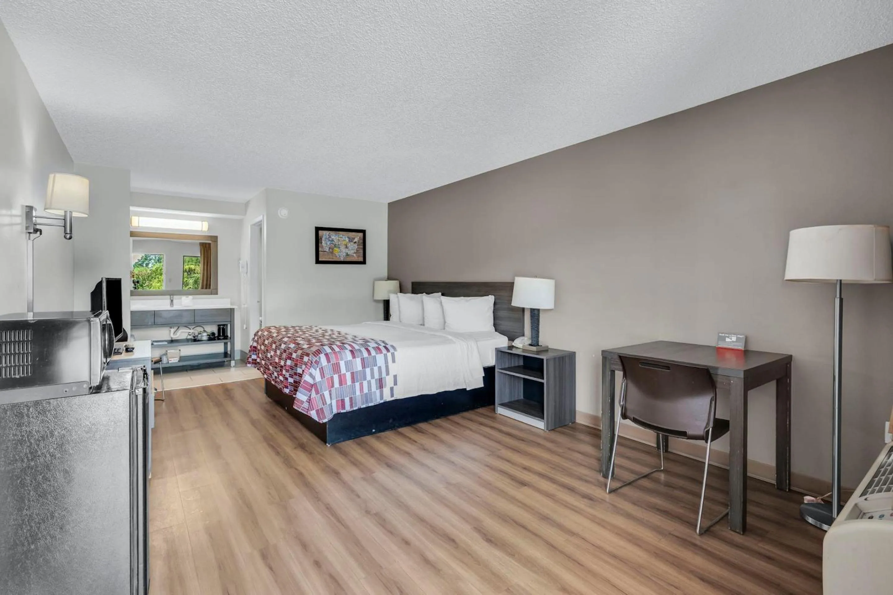 Photo of the whole room, Bed in Red Roof Inn MacClenny