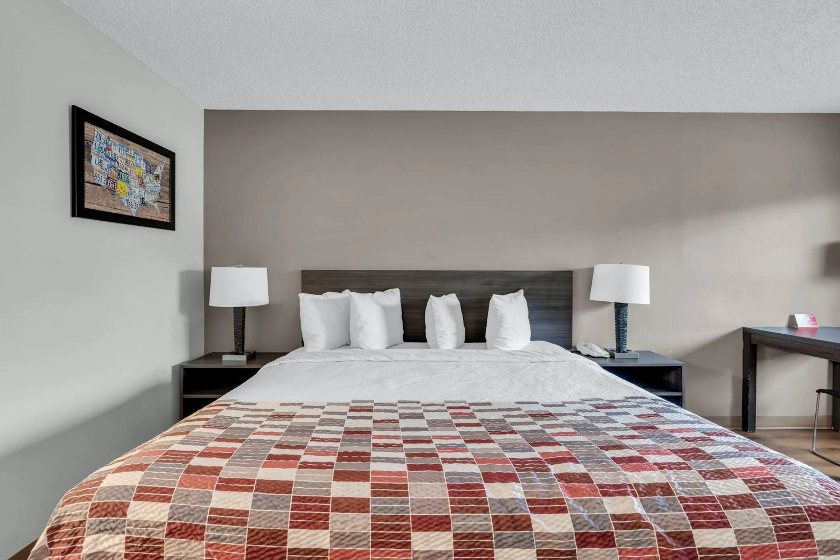 Photo of the whole room, Bed in Red Roof Inn MacClenny