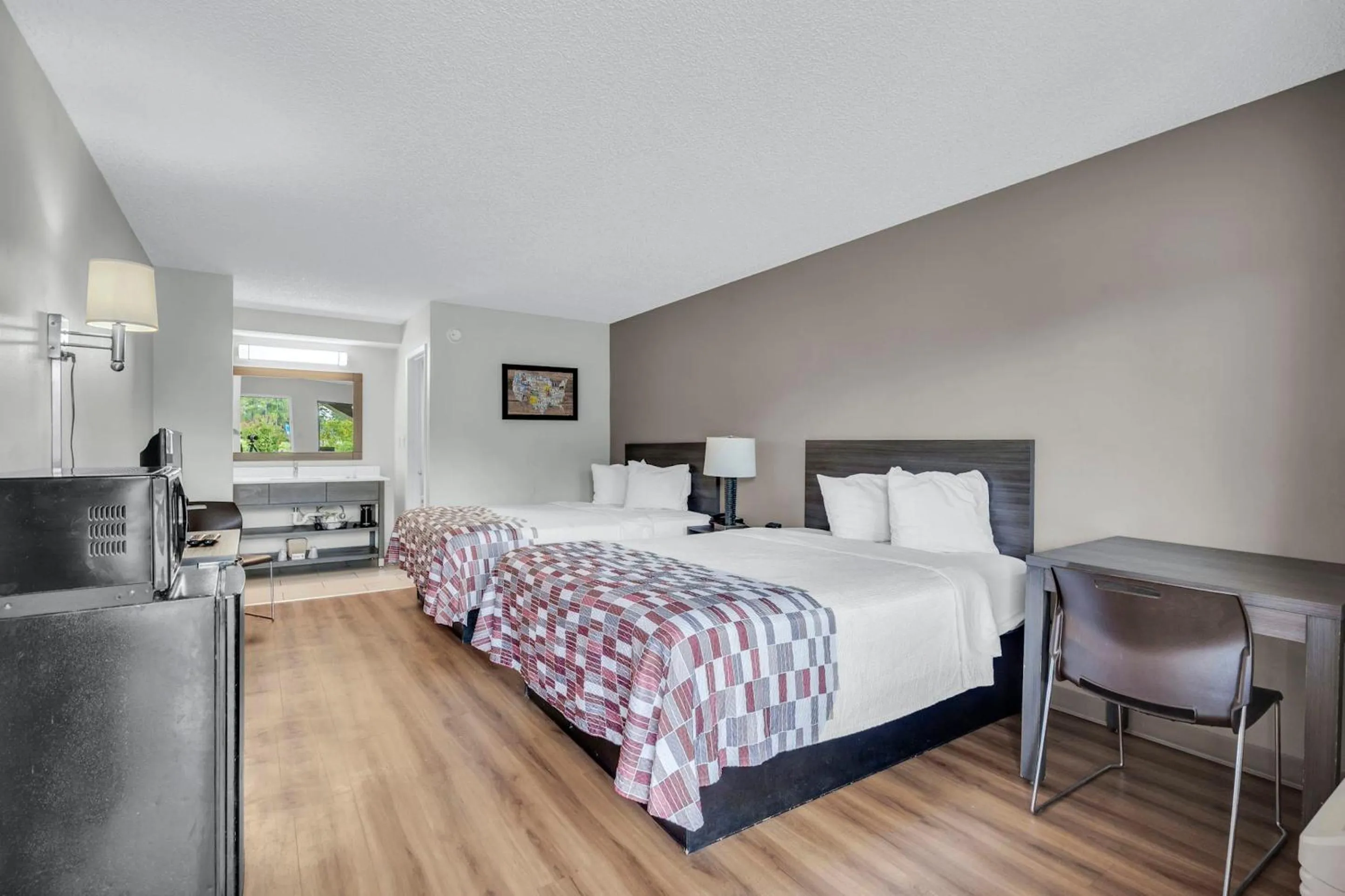 Photo of the whole room, Bed in Red Roof Inn MacClenny