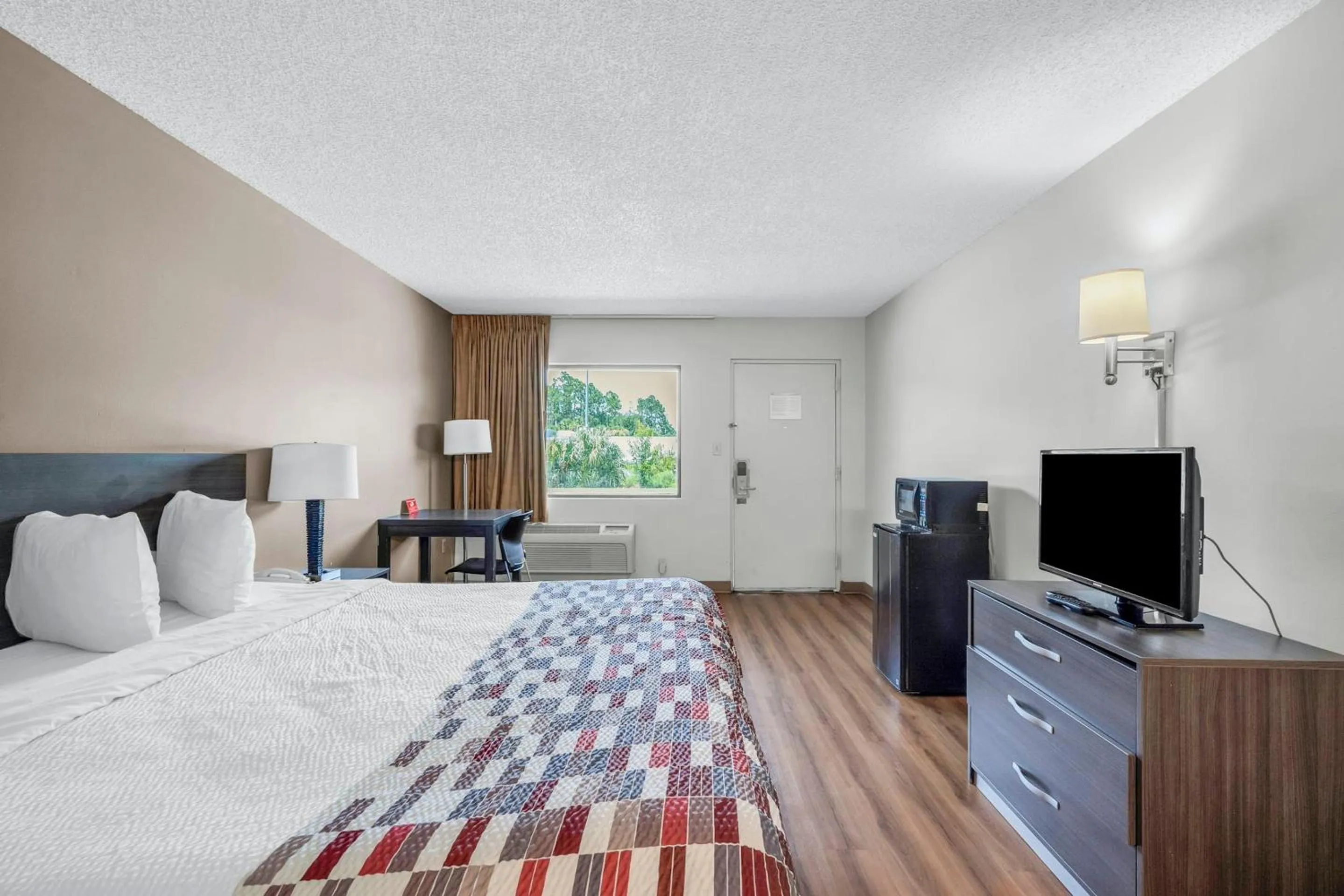 Photo of the whole room, Bed in Red Roof Inn MacClenny