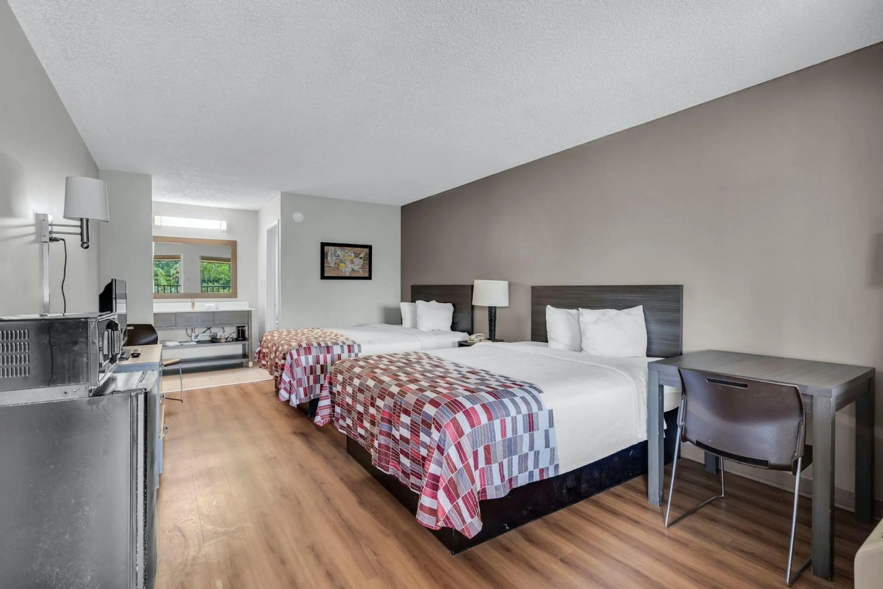 Photo of the whole room, Bed in Red Roof Inn MacClenny