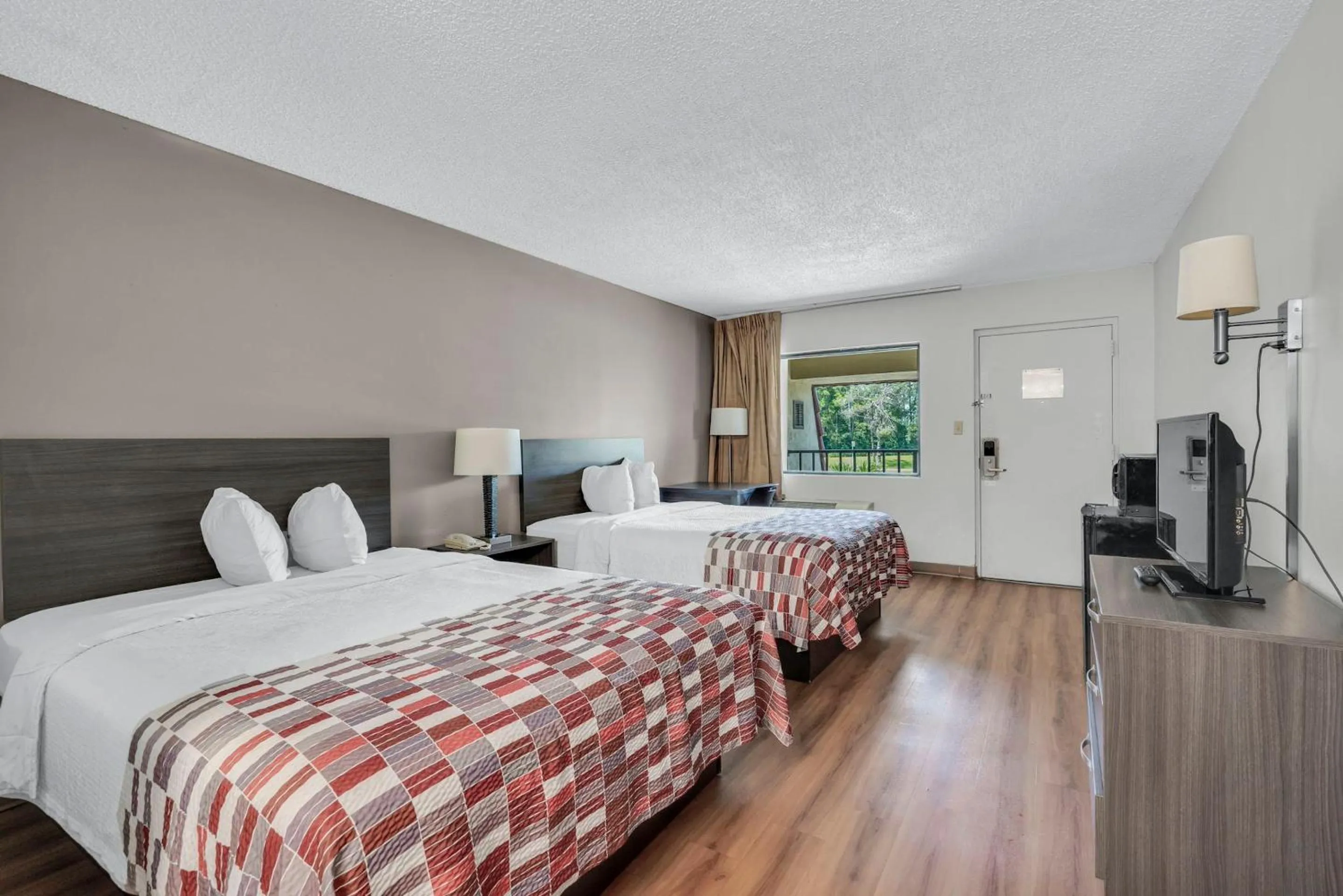 Photo of the whole room, Bed in Red Roof Inn MacClenny