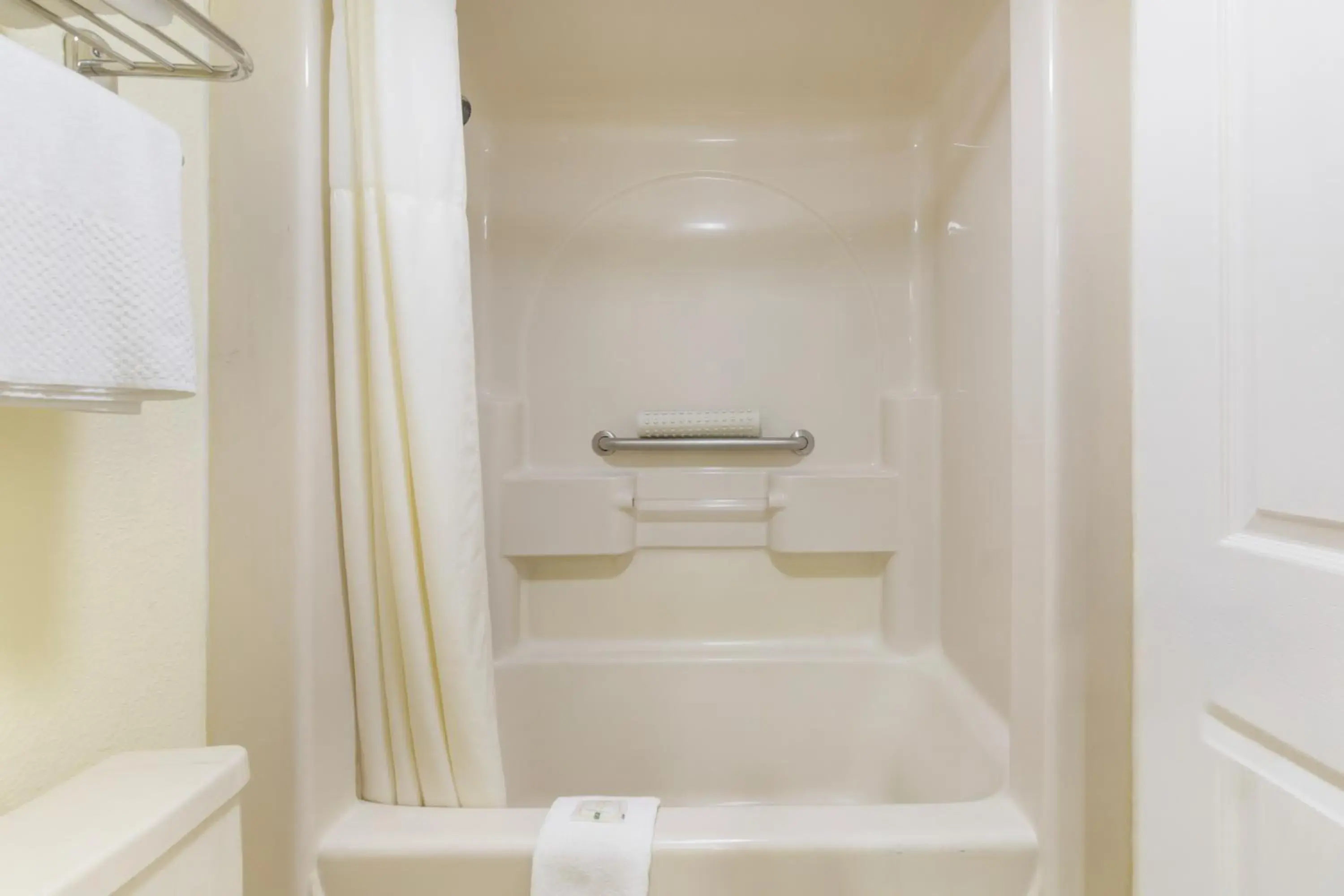 Queen Room - Non Smoking/Exterior Hall in Quality Inn Florida City - Gateway to the Keys Queen Room - Non Smoking/Exterior Hall in Quality Inn Florida City - Gateway to the Keys