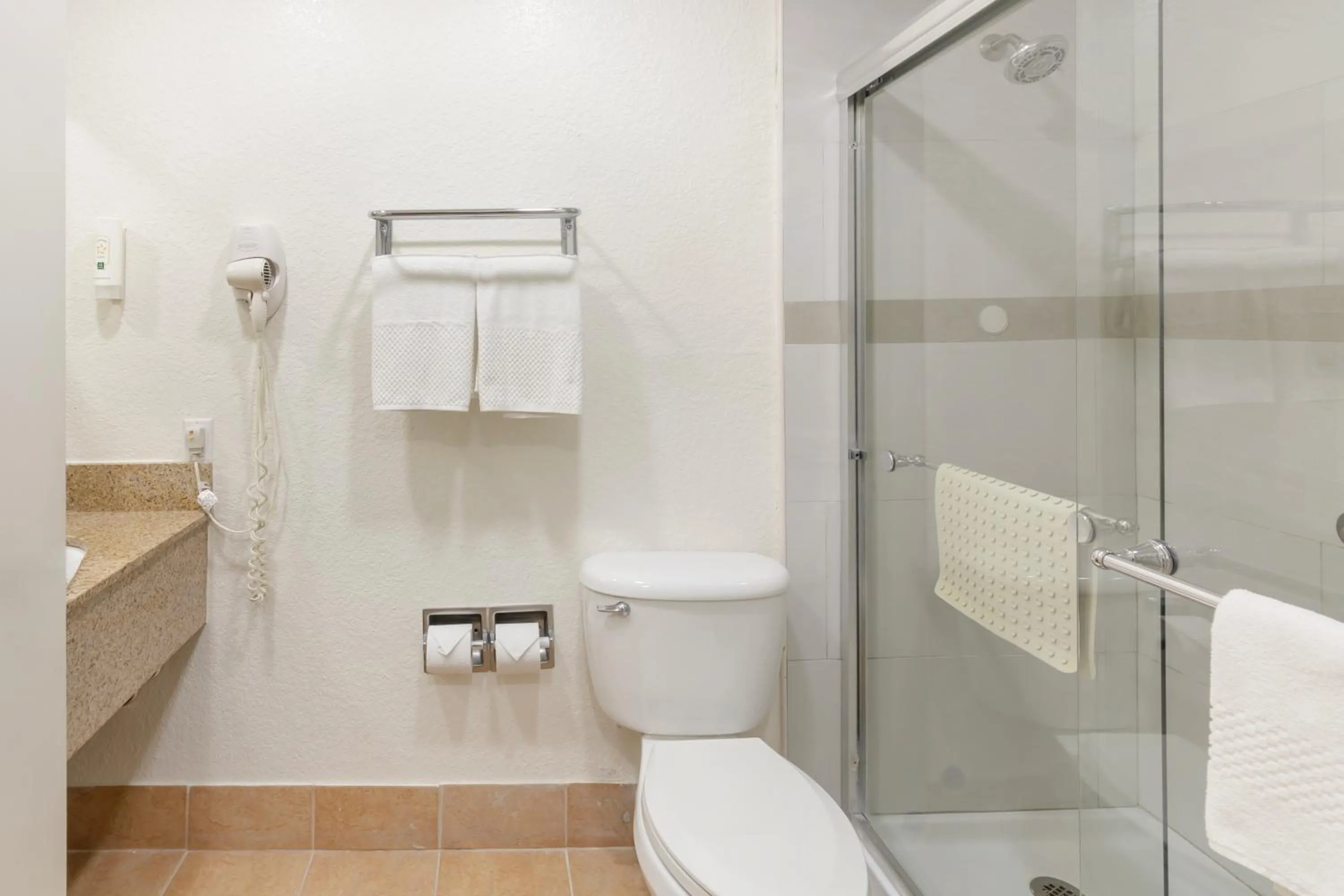 Shower in Quality Inn Florida City - Gateway to the Keys