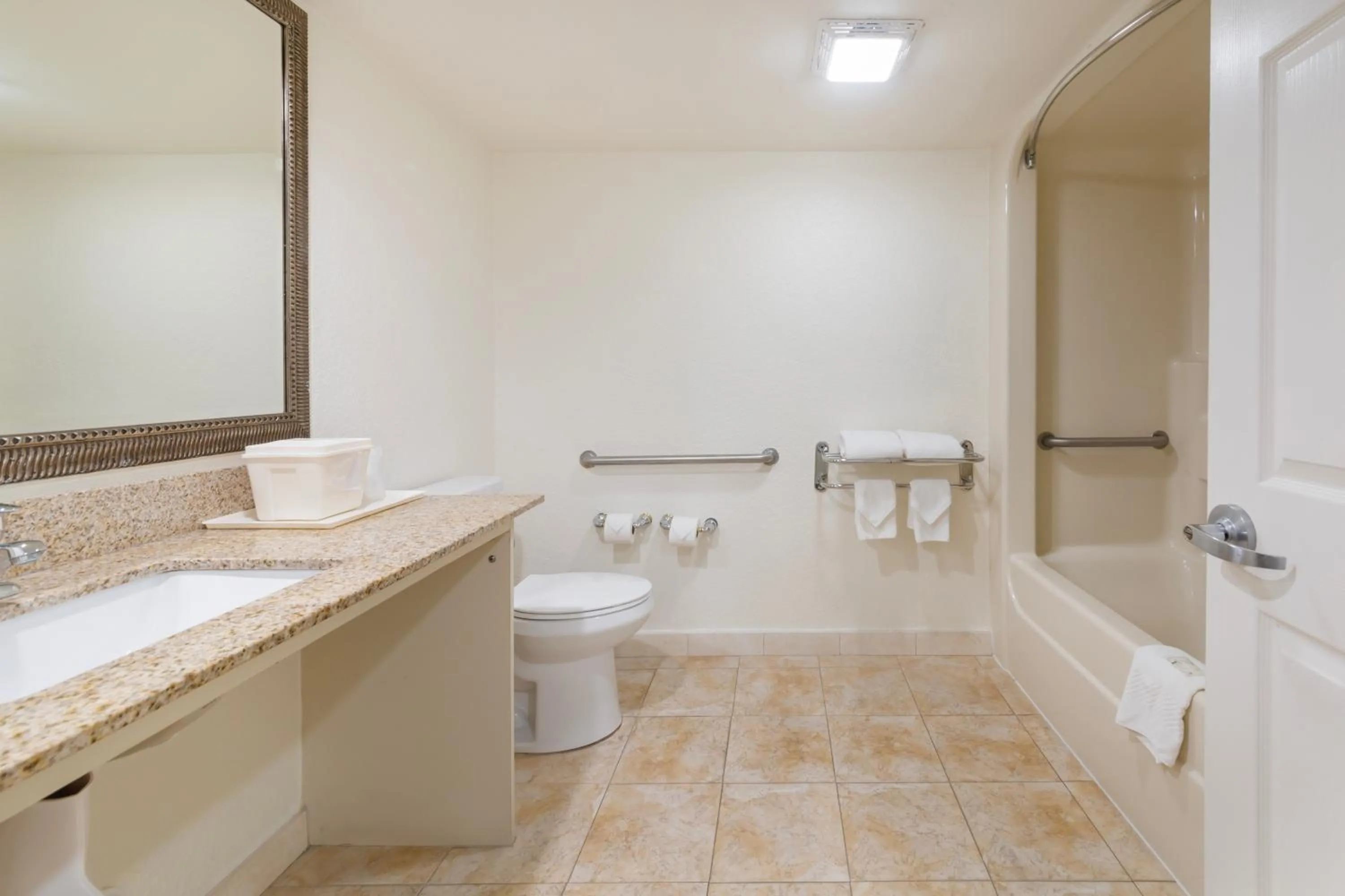 Shower in Quality Inn Florida City - Gateway to the Keys