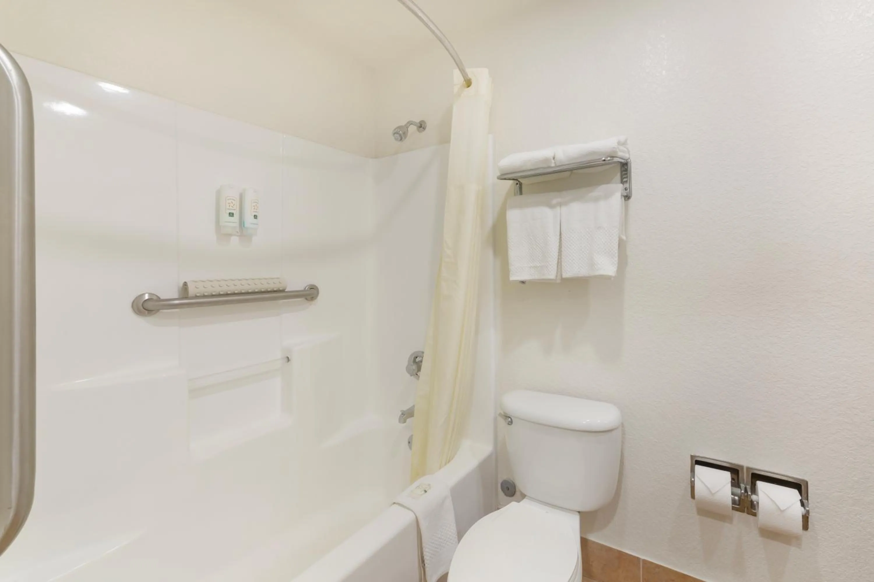 Shower in Quality Inn Florida City - Gateway to the Keys
