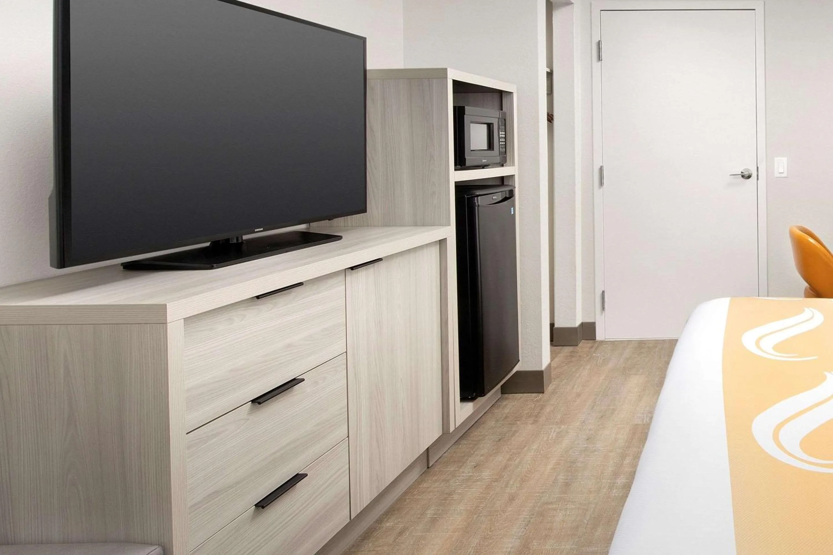 TV and multimedia, Bed in Quality Inn Atlantic Beach-Mayo Clinic Jax Area