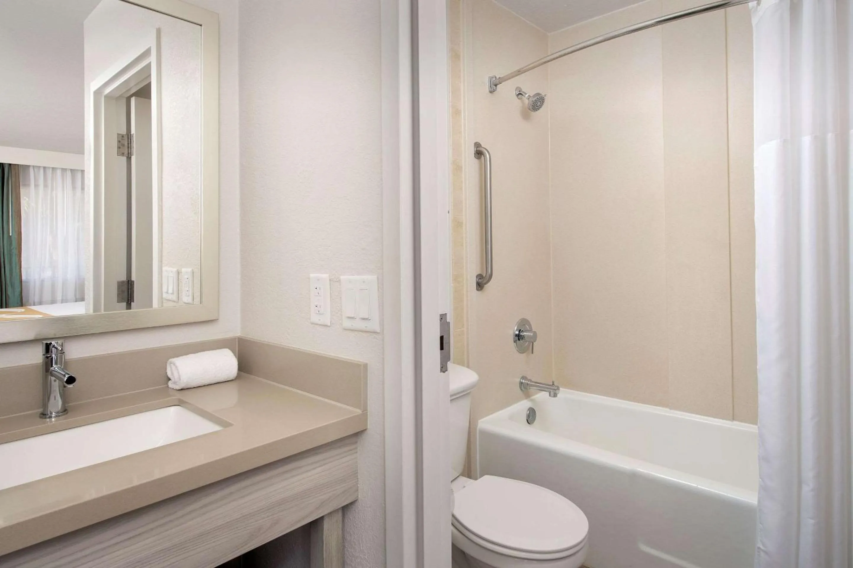 Bedroom in Quality Inn Atlantic Beach-Mayo Clinic Jax Area