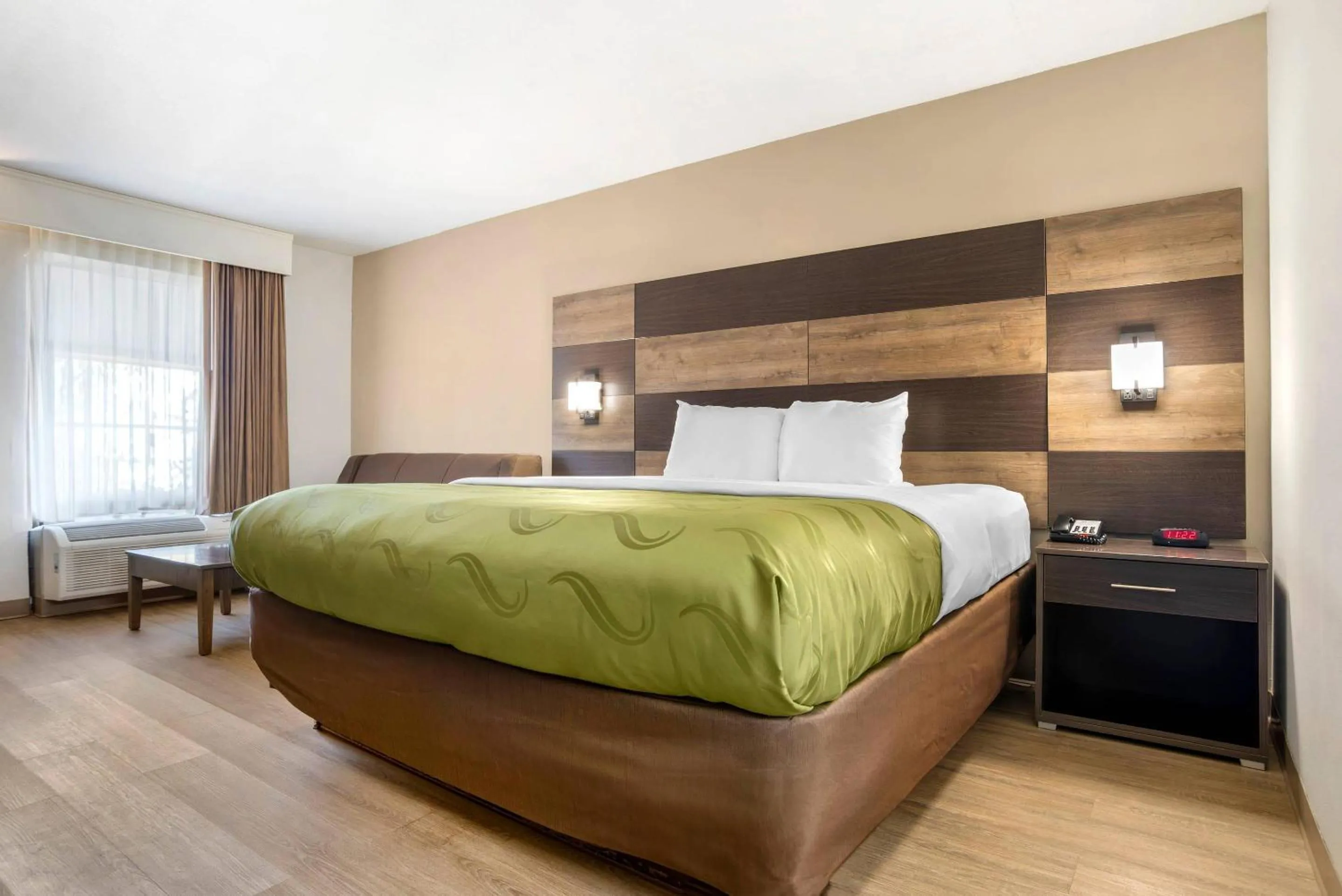 Bedroom, Bed in Quality Inn Panama City North