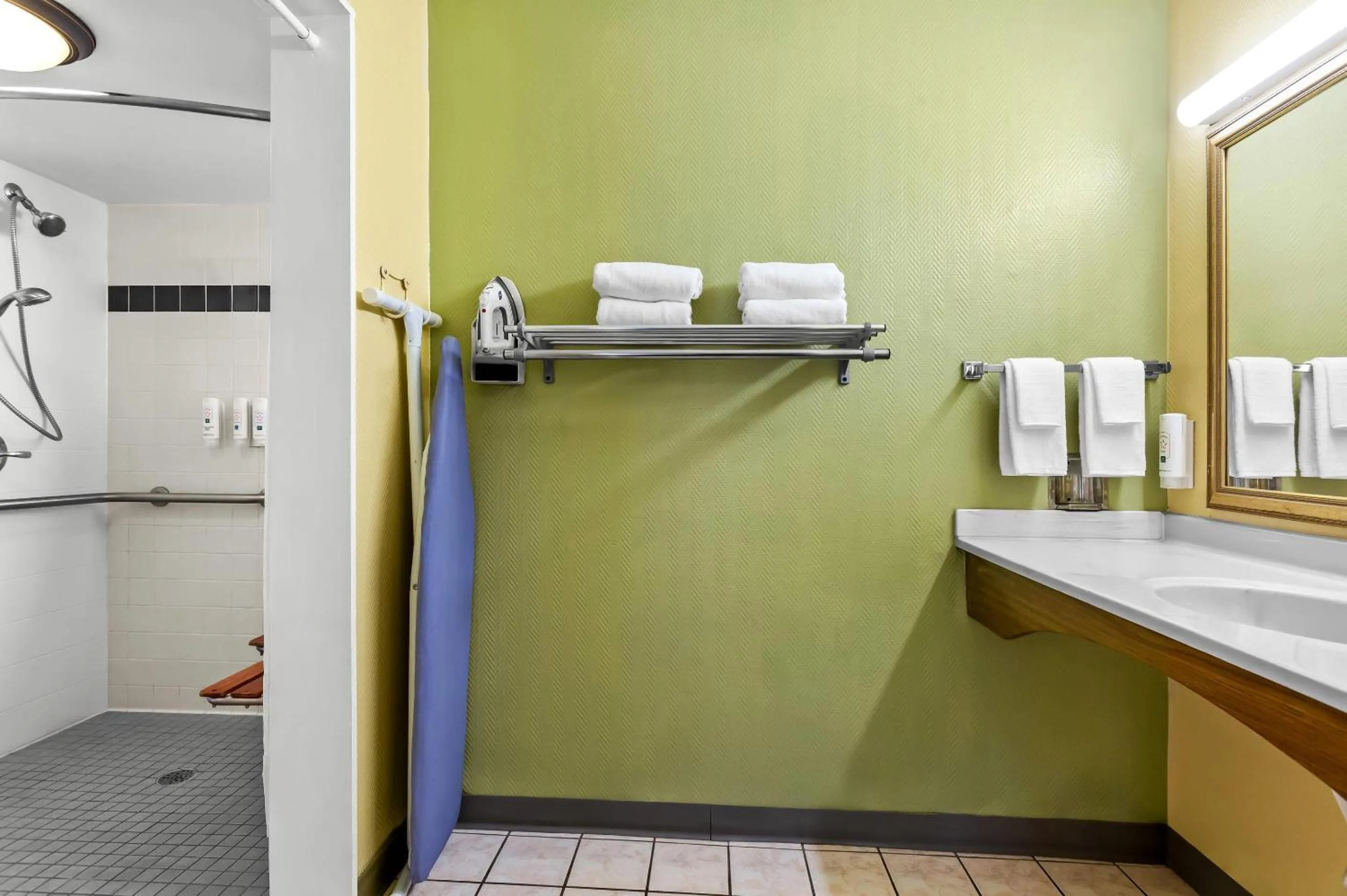 Bedroom in Quality Inn Tampa Airport - Cruise Port