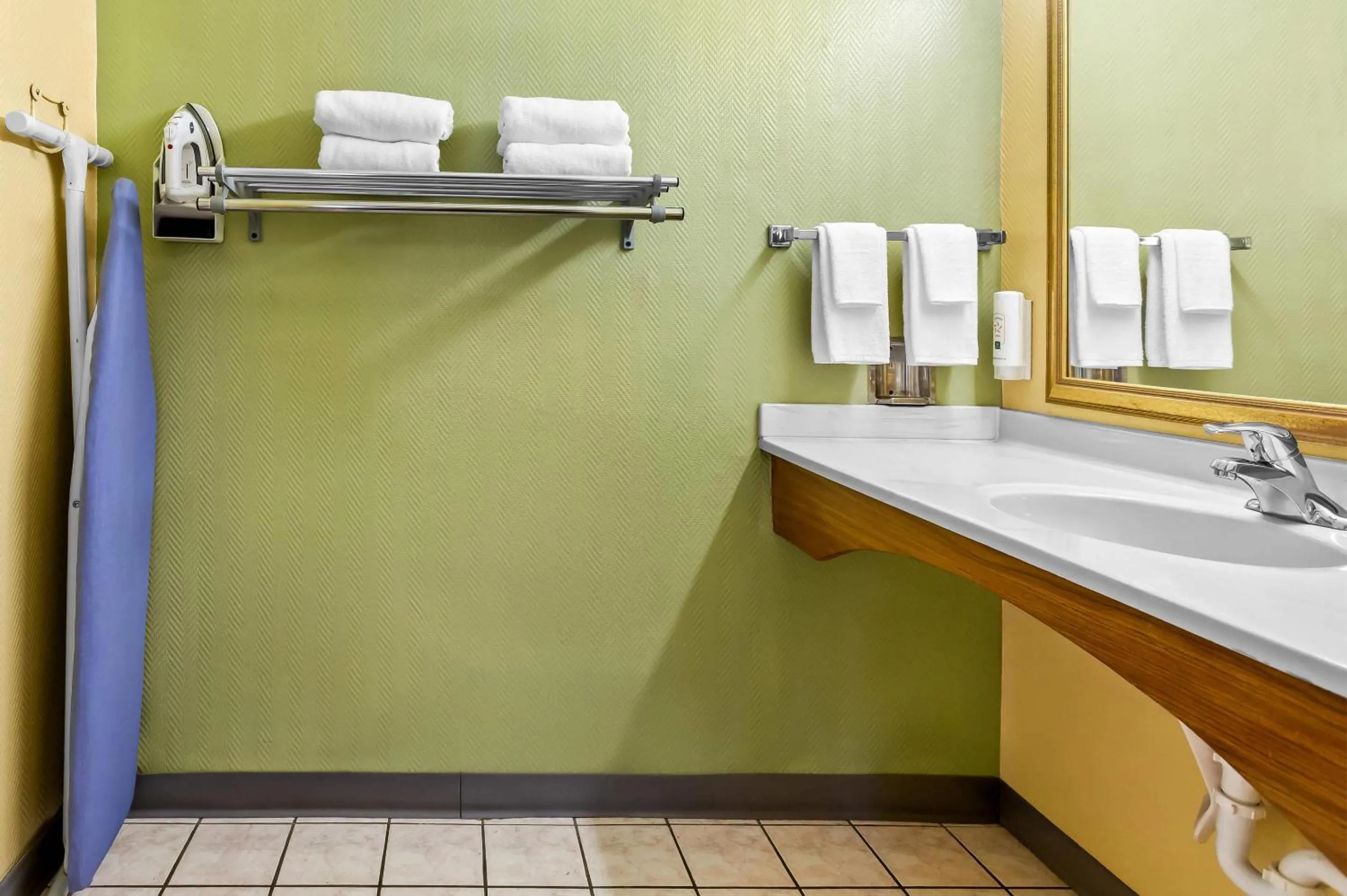 Bedroom in Quality Inn Tampa Airport - Cruise Port