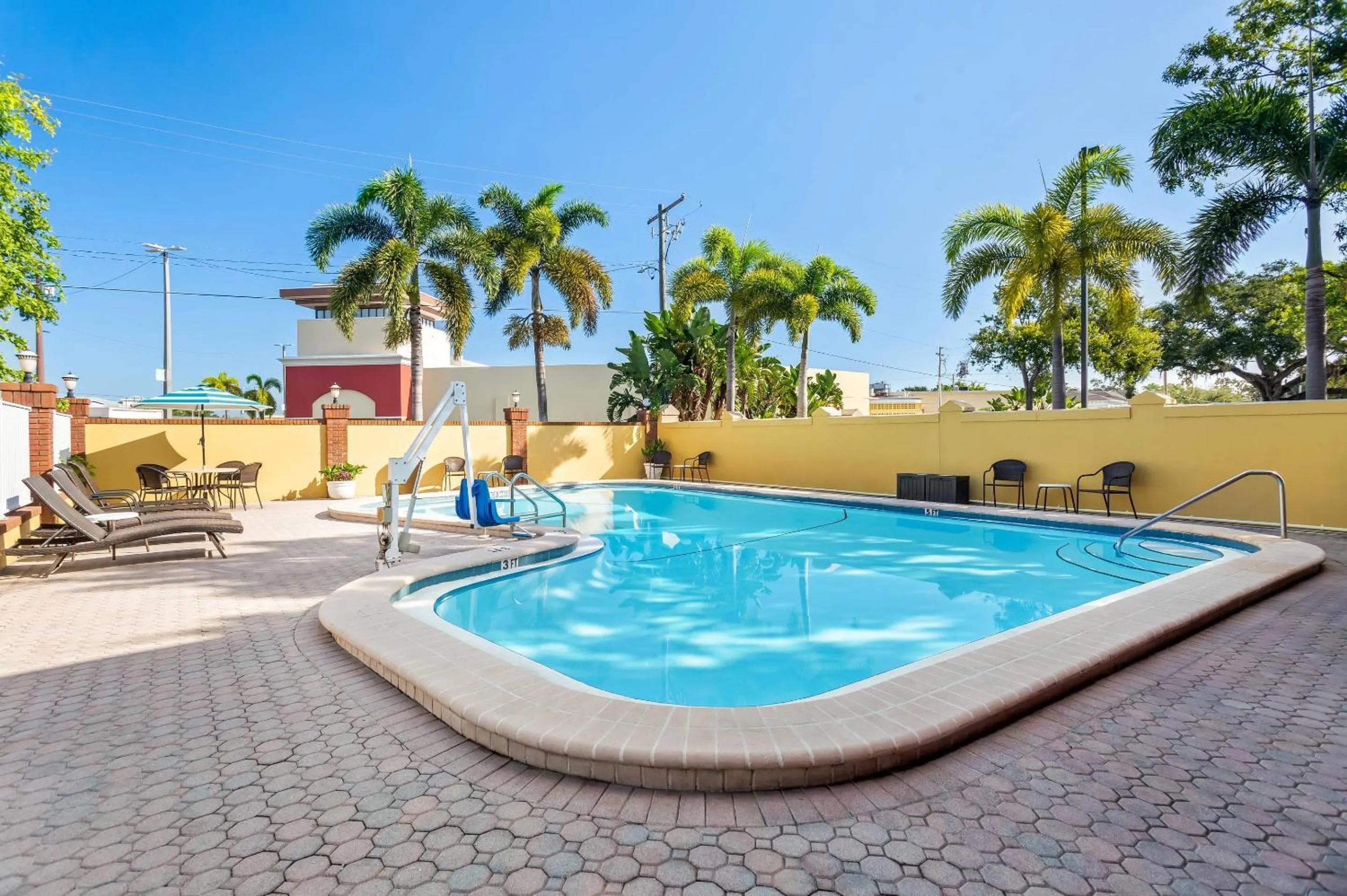Swimming pool in Quality Inn Tampa Airport - Cruise Port
