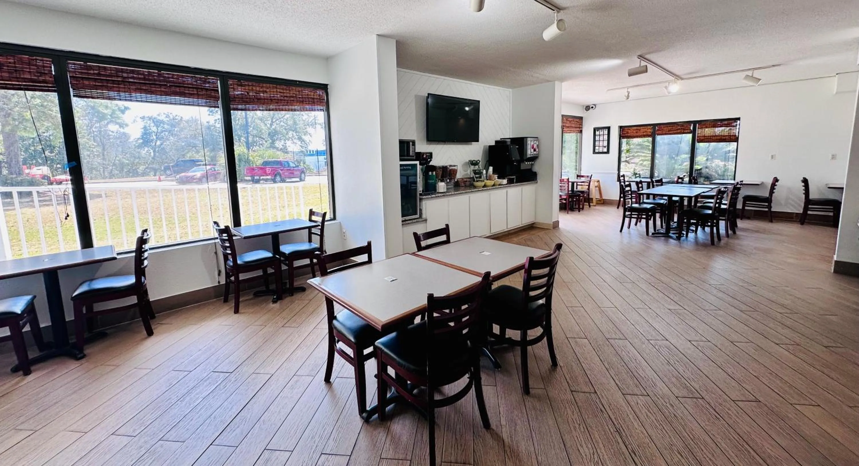 Communal lounge/ TV room in Days Inn by Wyndham Eglin AFB