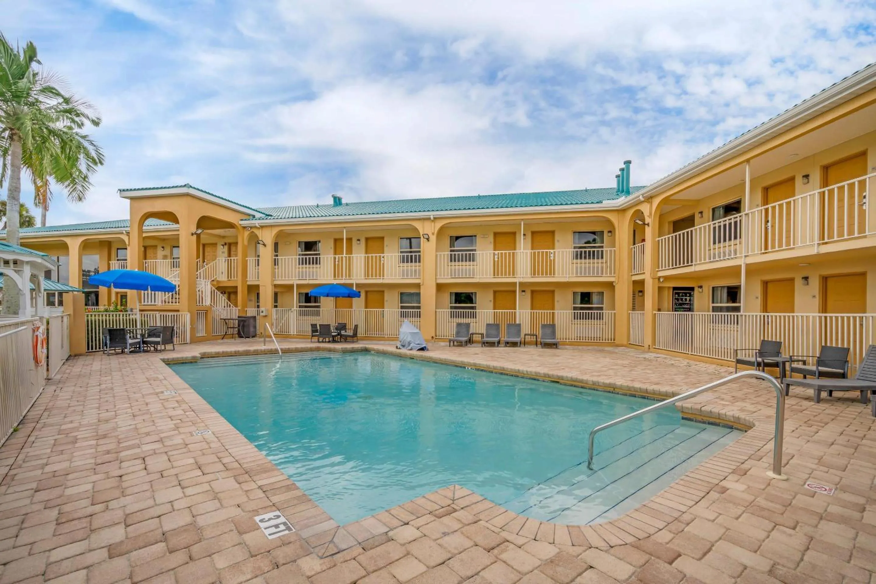 Swimming pool in Quality Inn Bradenton North I-75