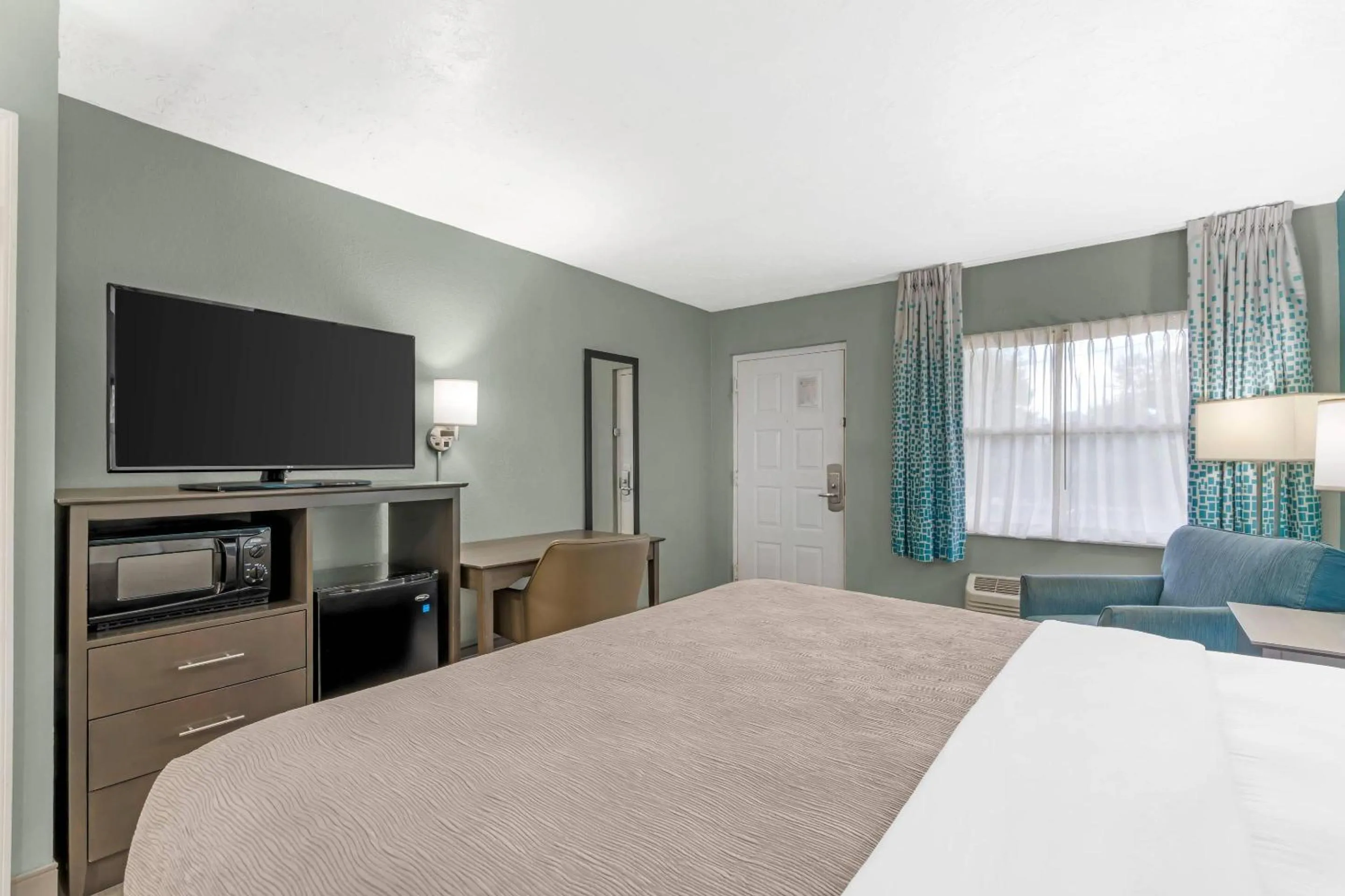 Bedroom, Bed in Quality Inn Bradenton North I-75