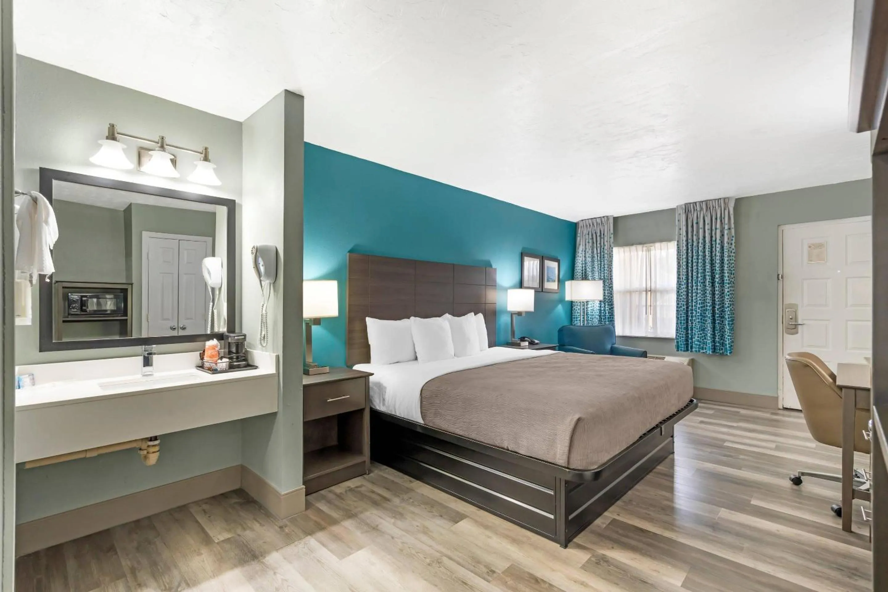 Bedroom, Bed in Quality Inn Bradenton North I-75