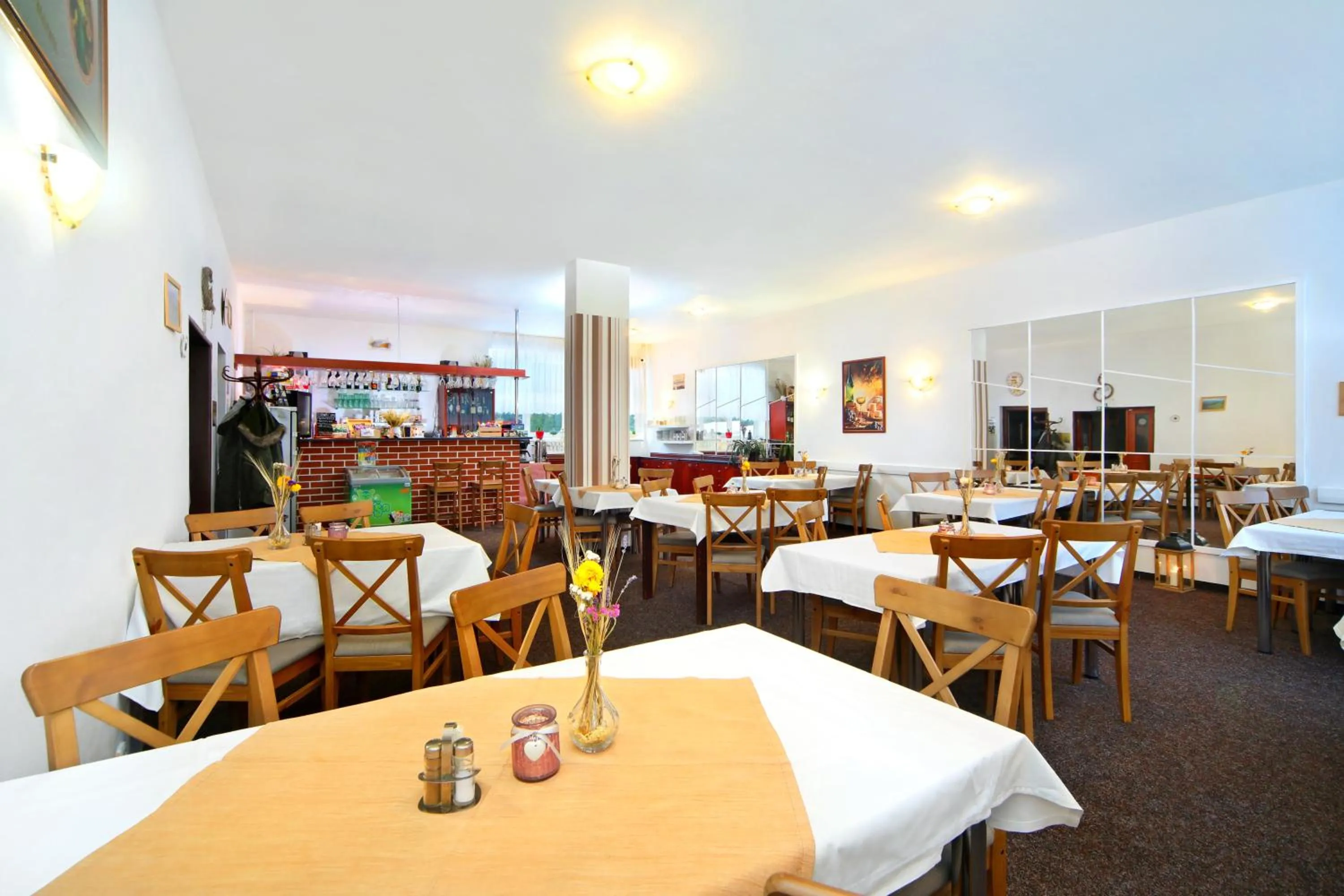 Restaurant/places to eat in Hotel Lenka