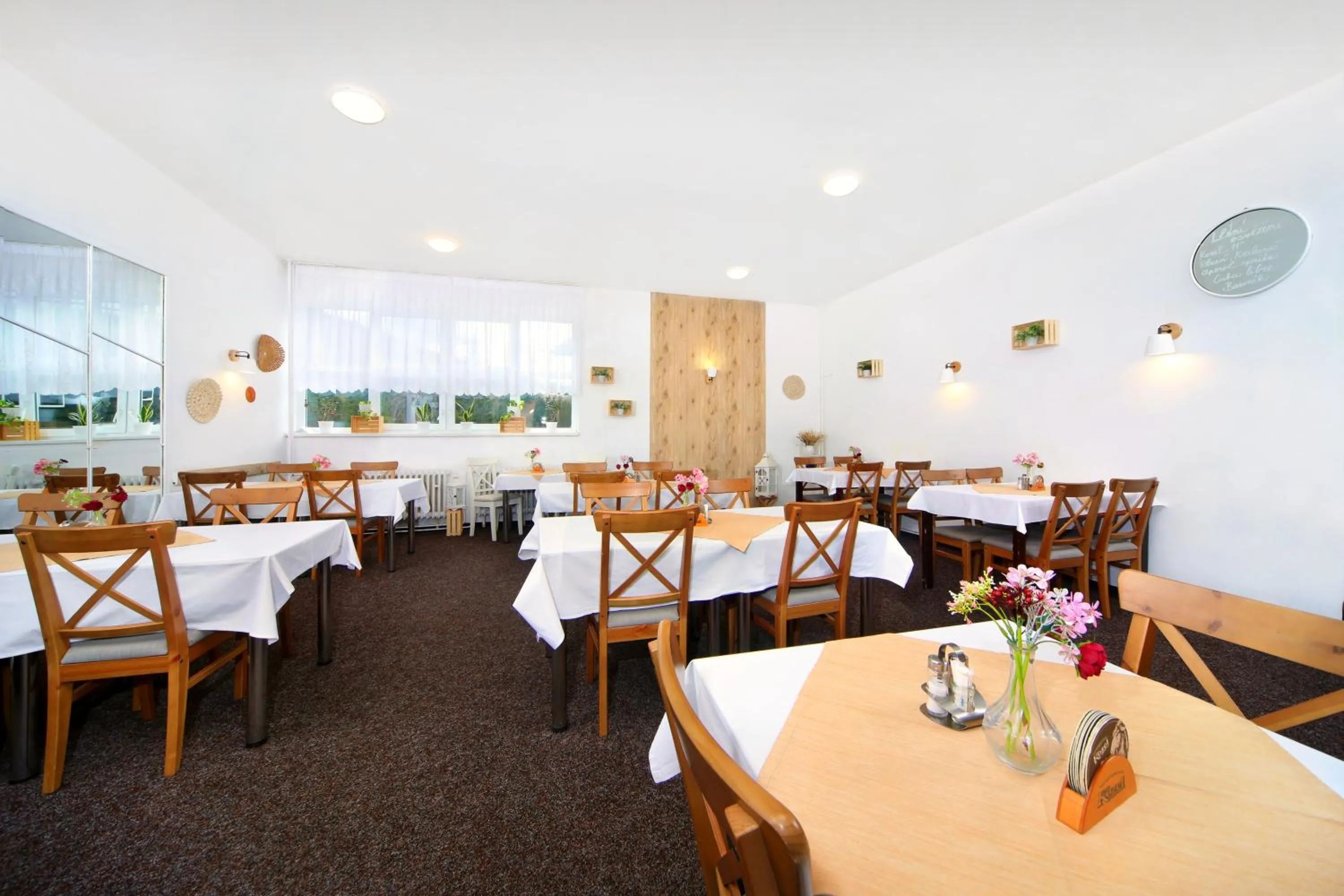 Restaurant/places to eat in Hotel Lenka