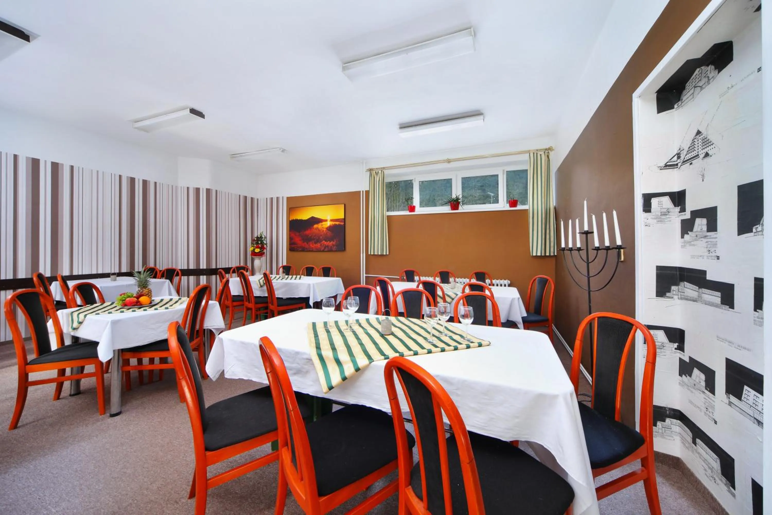 Restaurant/places to eat in Hotel Lenka