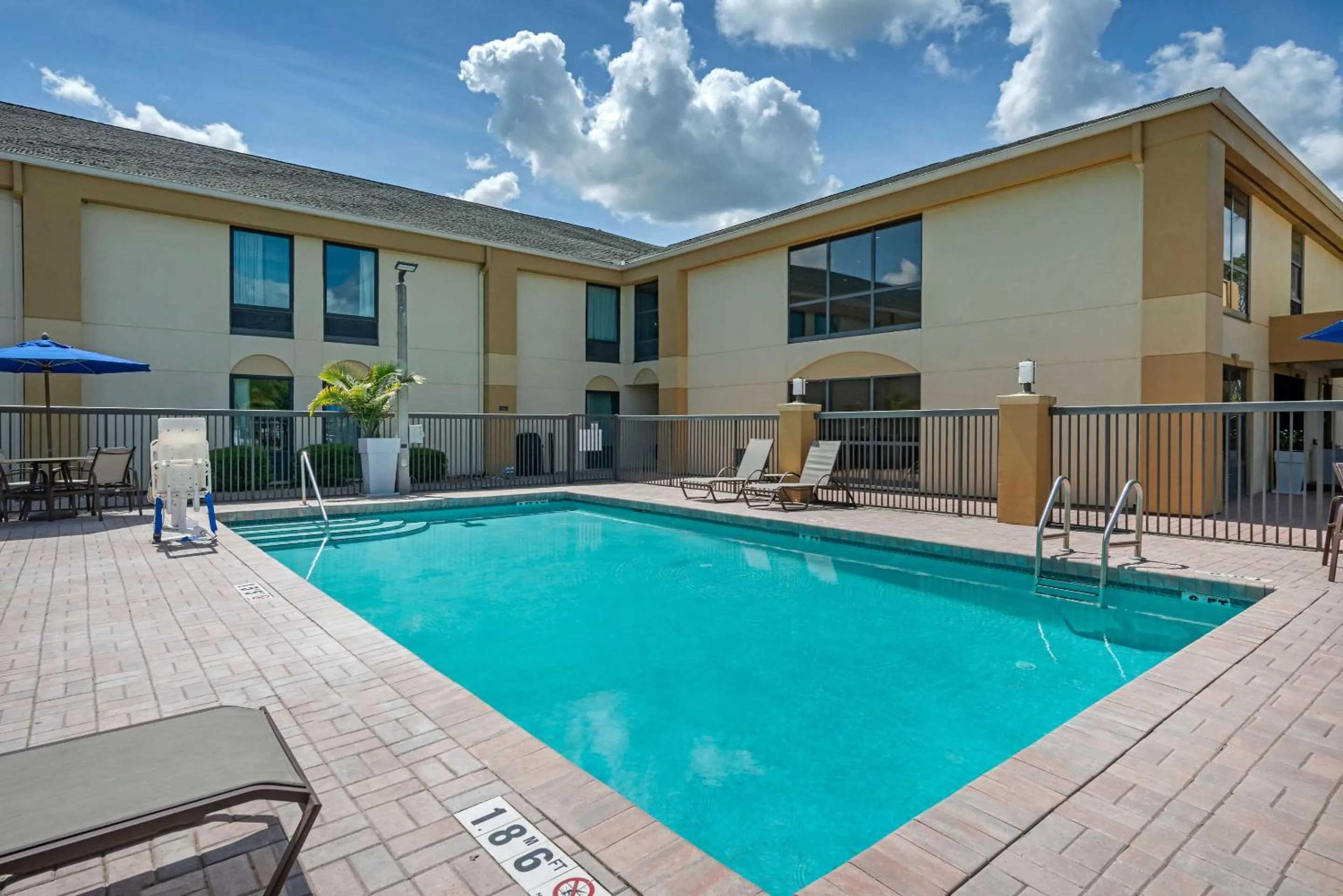 Swimming pool in Comfort Inn Yulee - Fernandina Beach