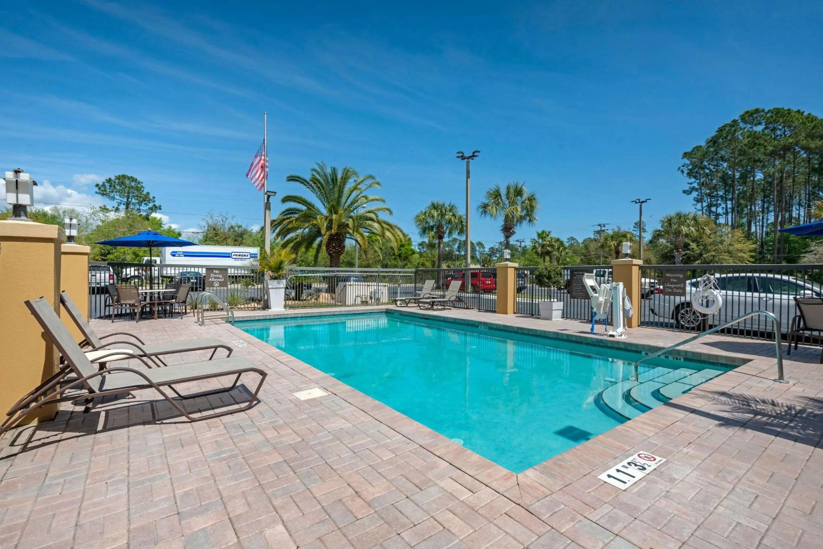 Swimming pool in Comfort Inn Yulee - Fernandina Beach