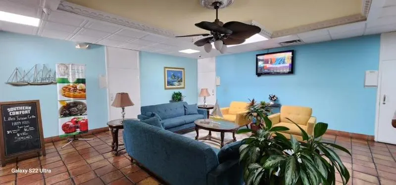 Communal lounge/ TV room in Quality Inn & Suites Gulf Breeze Bayside near Pensacola Beach