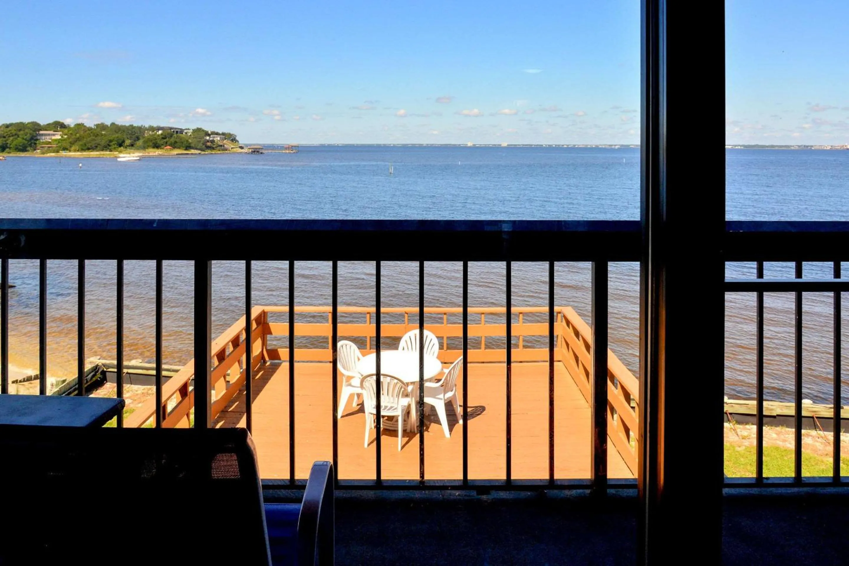 Bedroom in Quality Inn & Suites Gulf Breeze Bayside near Pensacola Beach