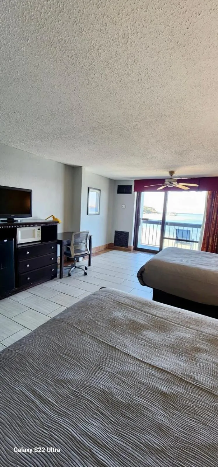 Bed in Quality Inn & Suites Gulf Breeze Bayside near Pensacola Beach