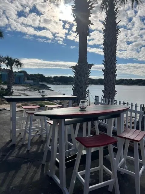 Restaurant/places to eat in Quality Inn & Suites Gulf Breeze Bayside near Pensacola Beach