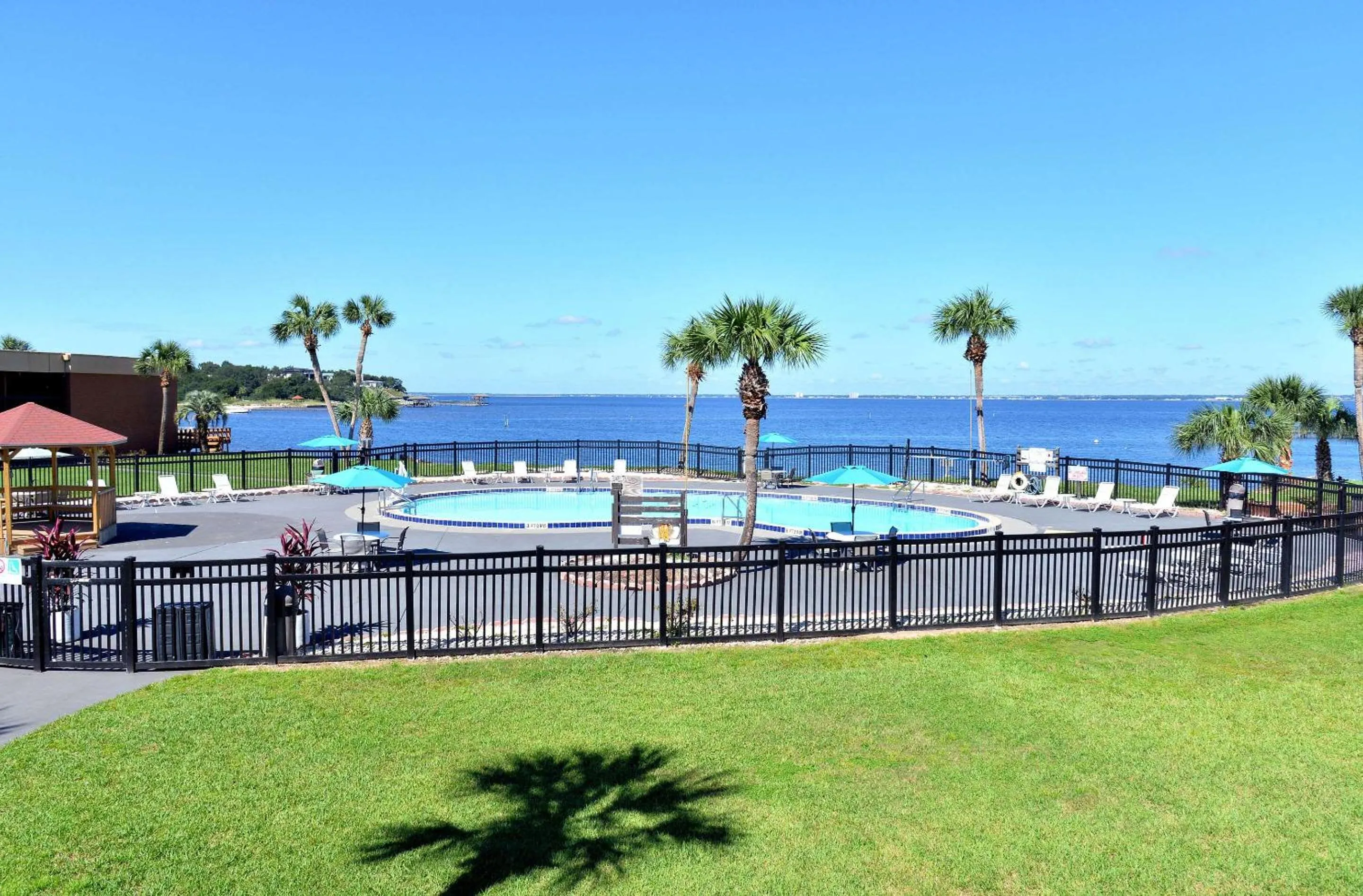 Swimming pool in Quality Inn & Suites Gulf Breeze Bayside near Pensacola Beach