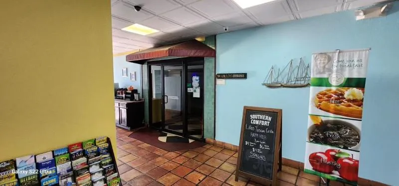 Food and drinks in Quality Inn & Suites Gulf Breeze Bayside near Pensacola Beach