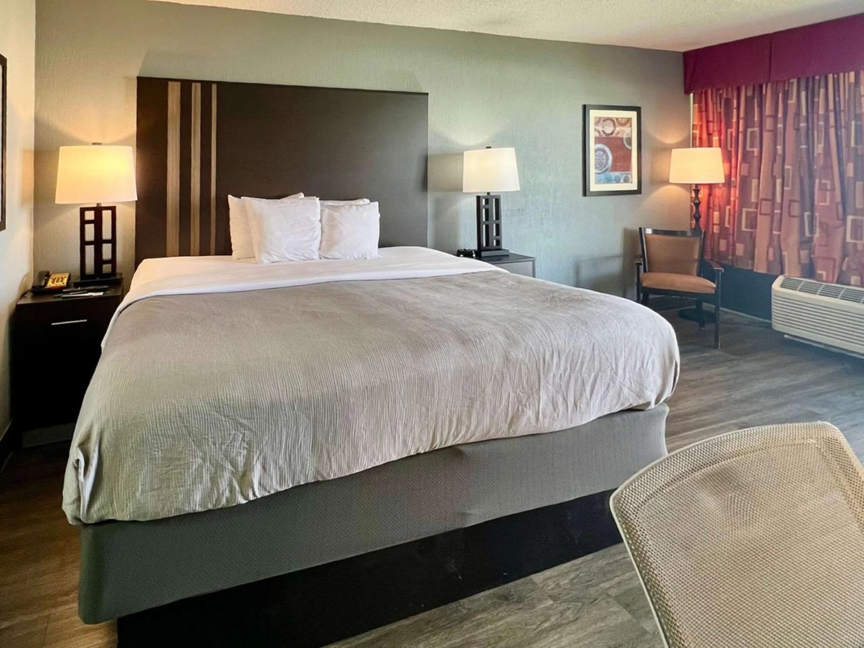 Bedroom, Bed in Quality Inn & Suites Gulf Breeze Bayside near Pensacola Beach