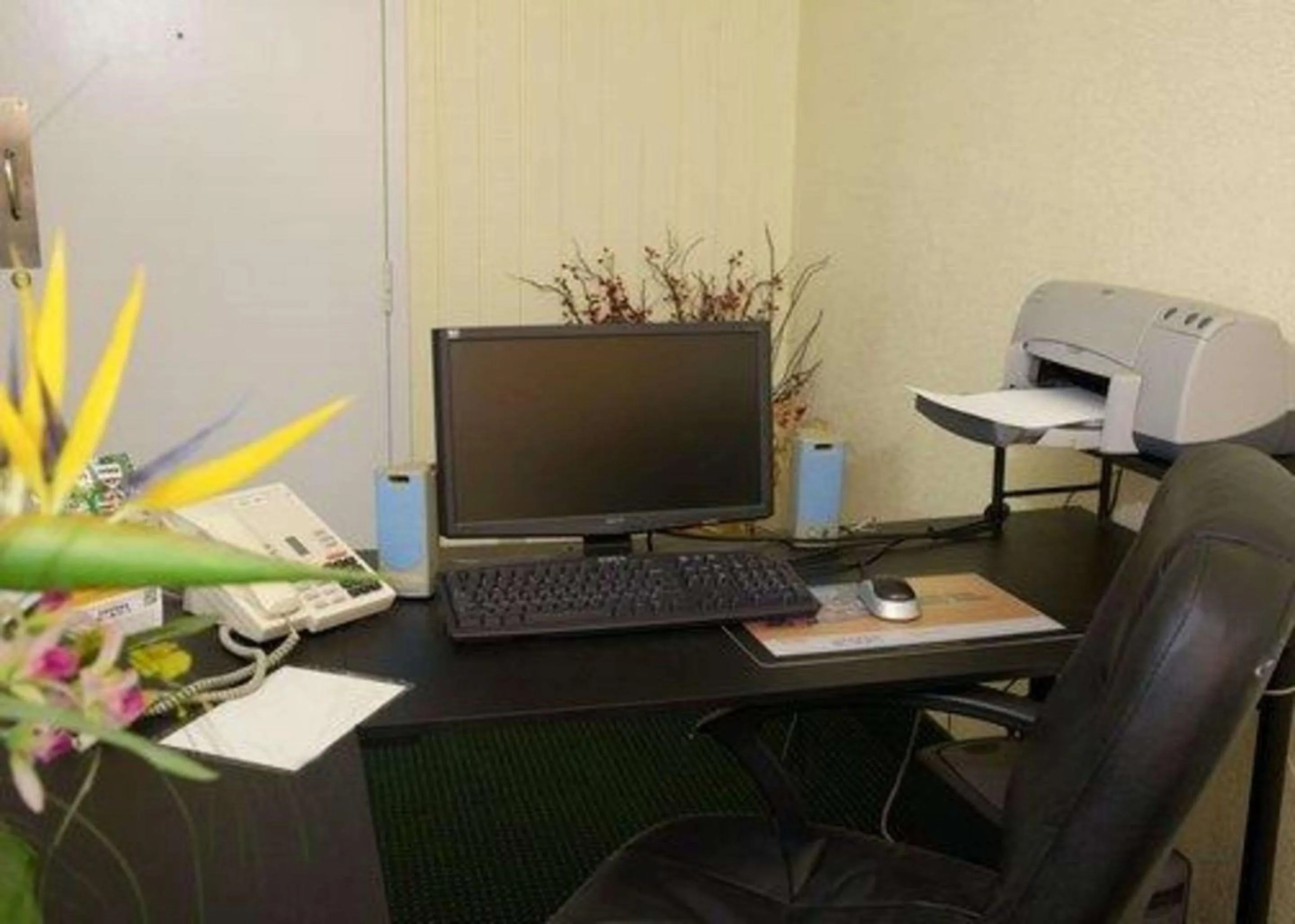 Business facilities in Quality Inn & Suites Gulf Breeze Bayside near Pensacola Beach