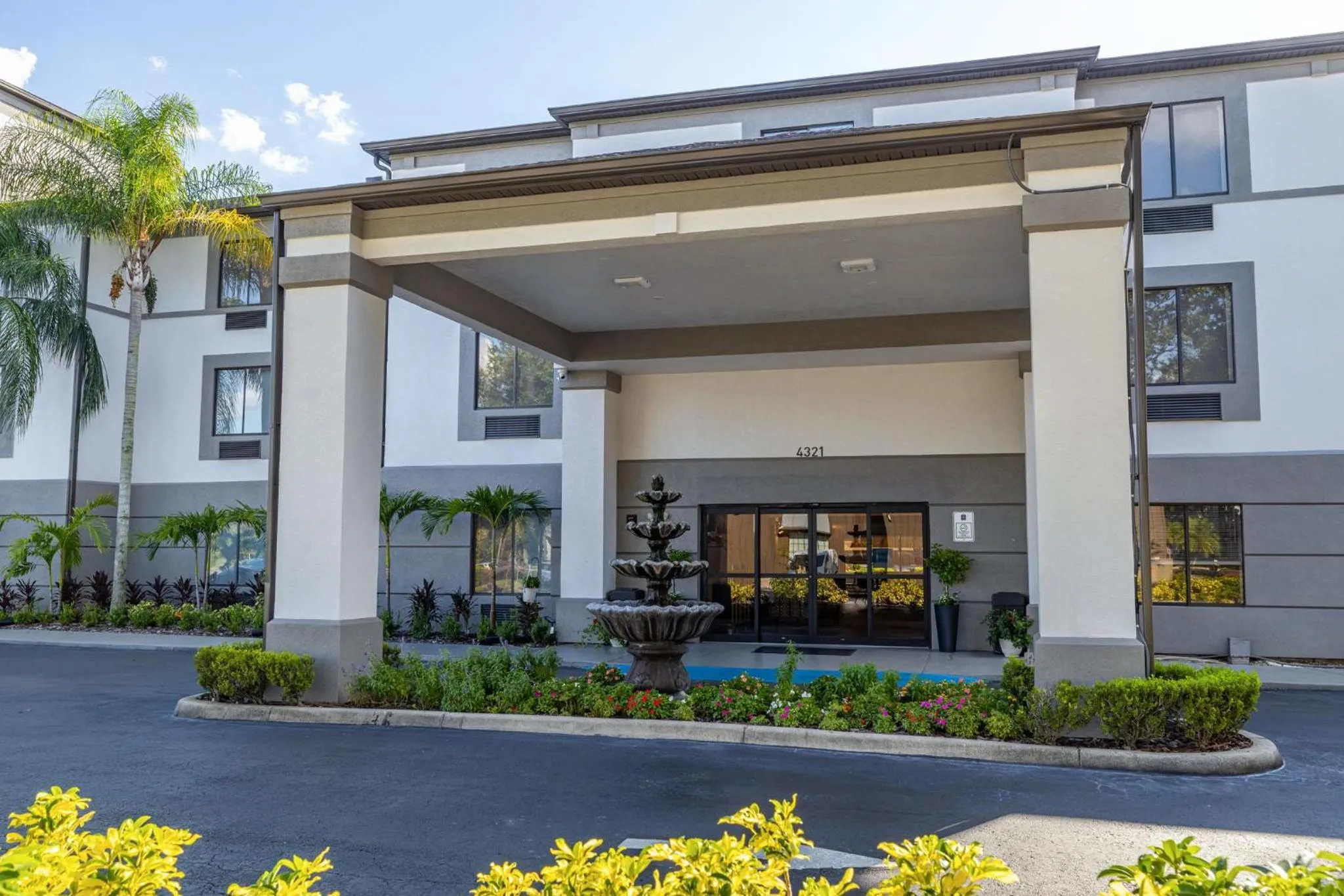 Property building in Clarion Pointe Lakeland I-4