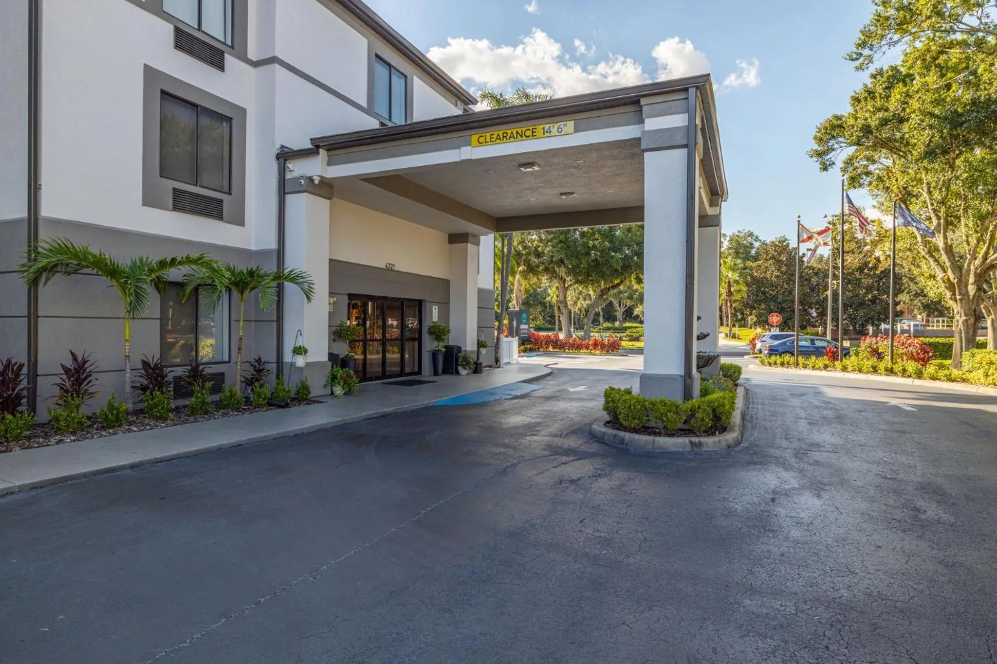 Property building in Clarion Pointe Lakeland I-4