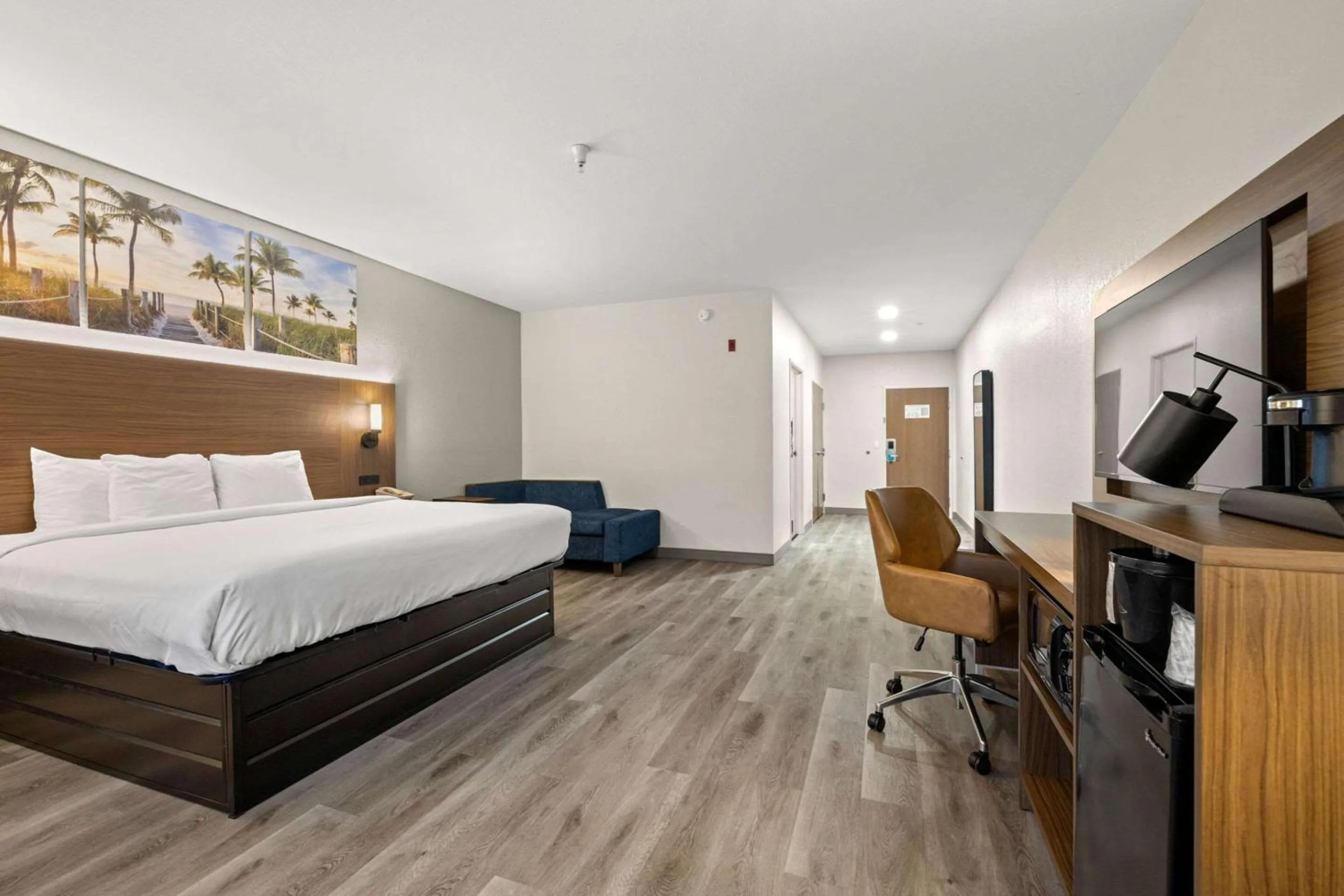 Bedroom, Bed in Clarion Pointe Lakeland I-4