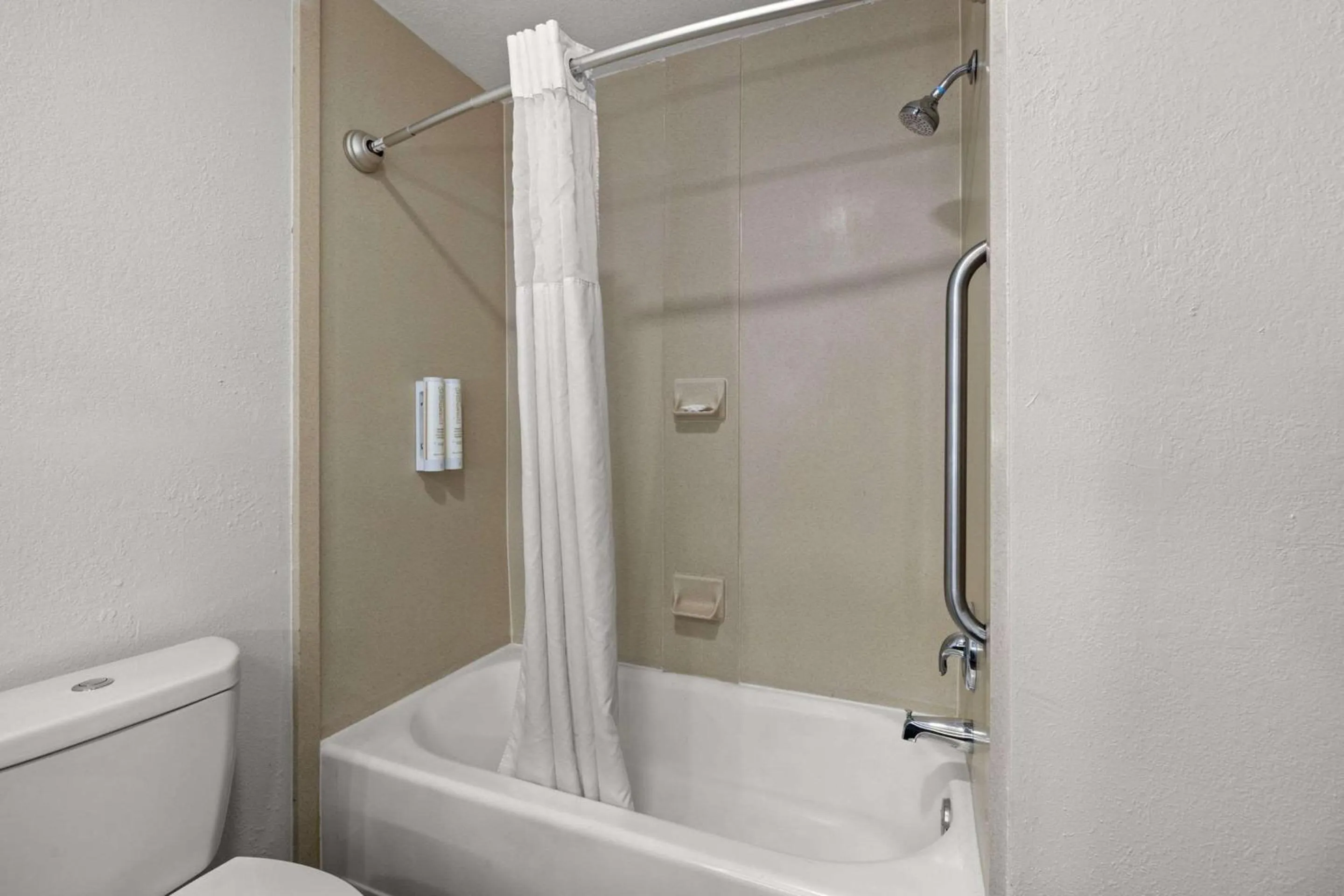 Bedroom in Clarion Pointe Lakeland I-4