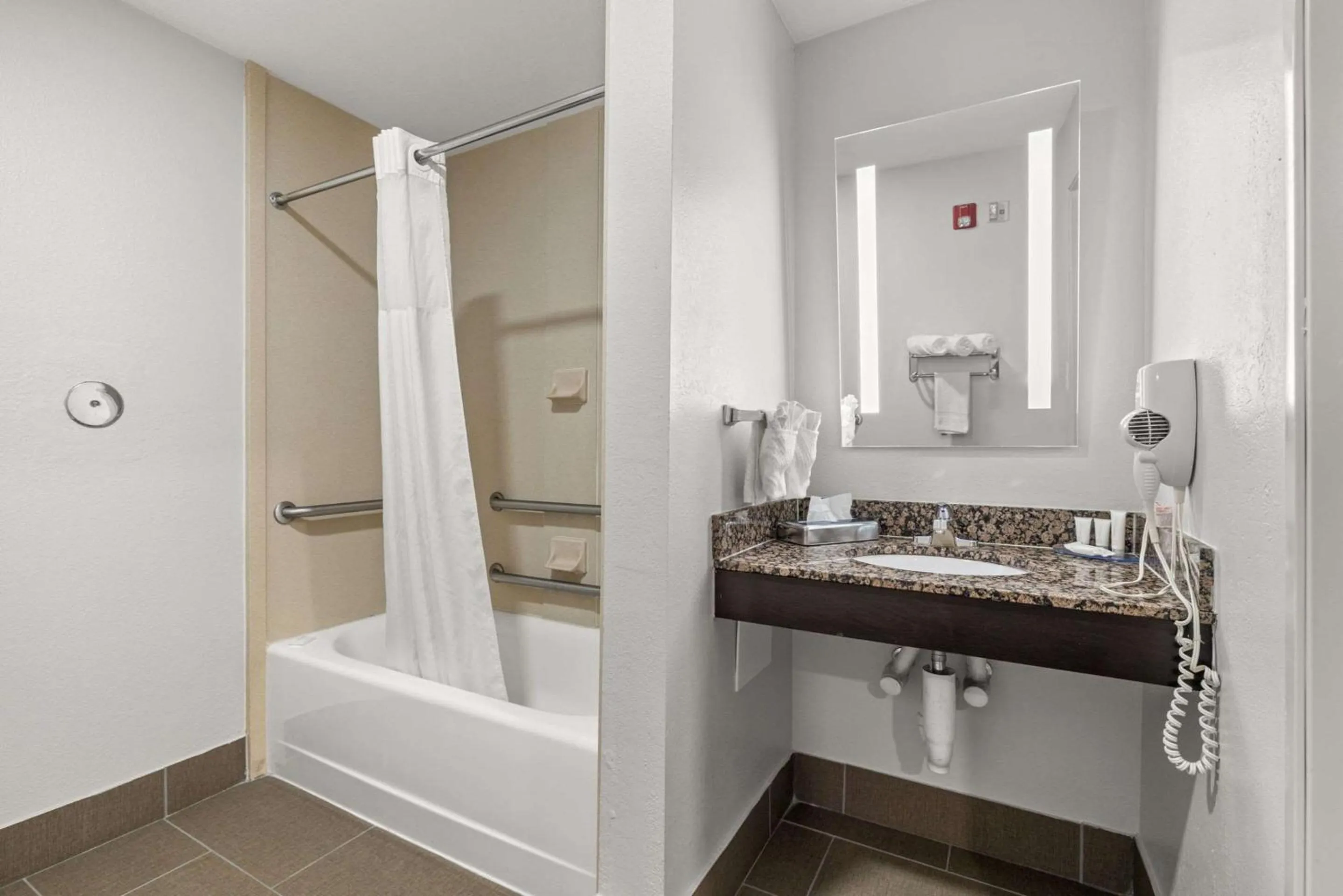 Bedroom in Clarion Pointe Lakeland I-4