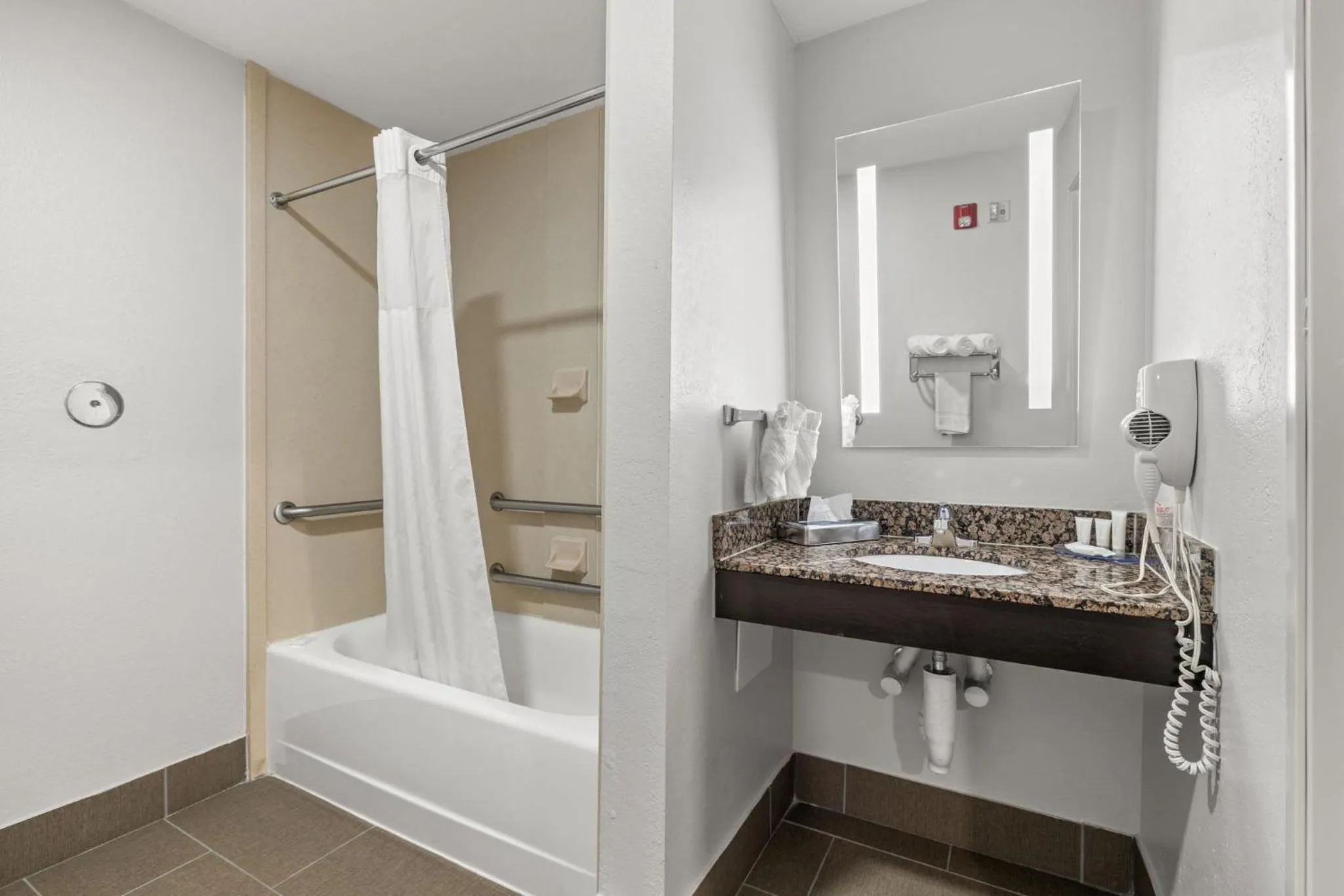 Bath in Clarion Pointe Lakeland I-4