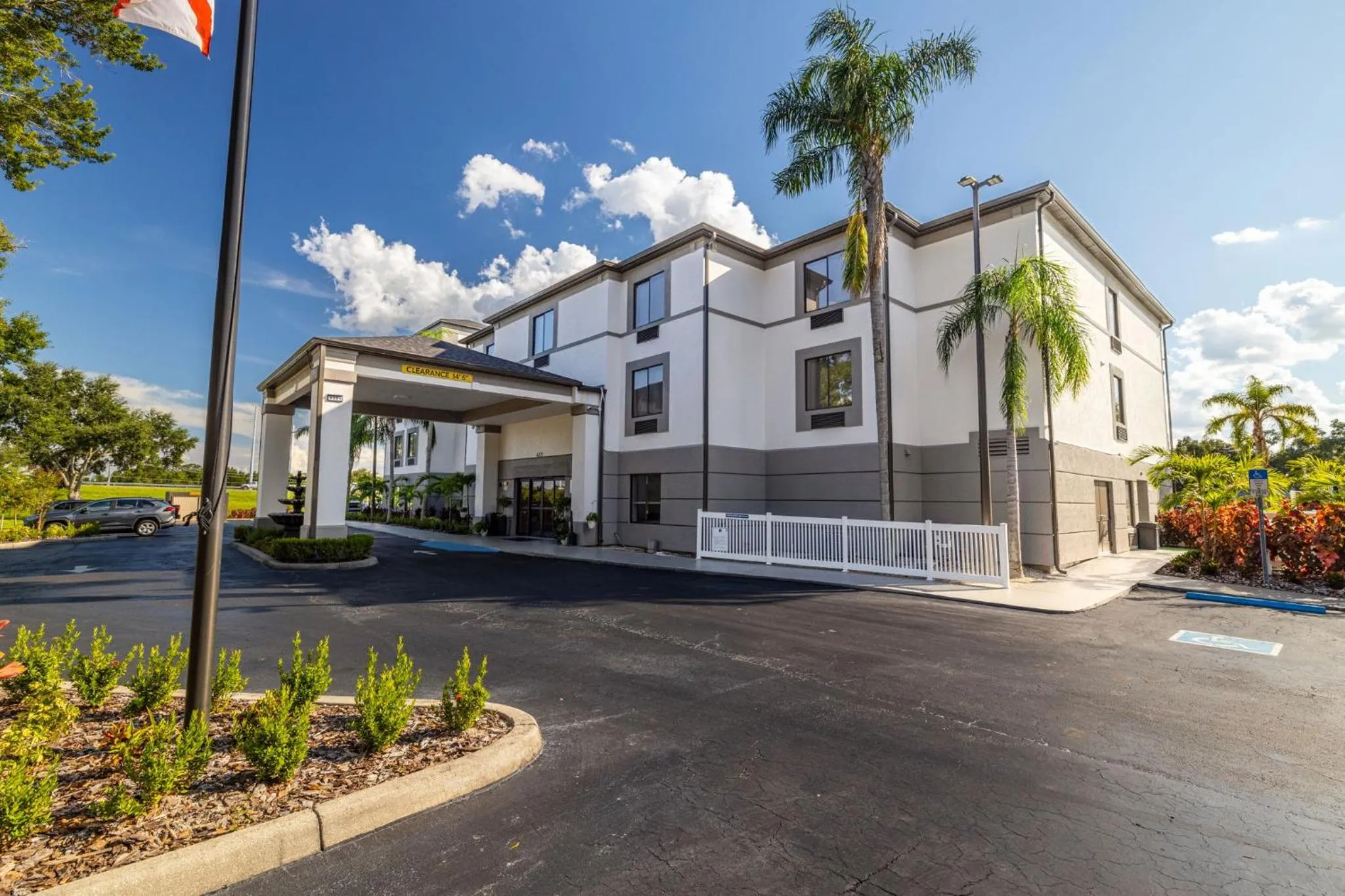 Property building in Clarion Pointe Lakeland I-4