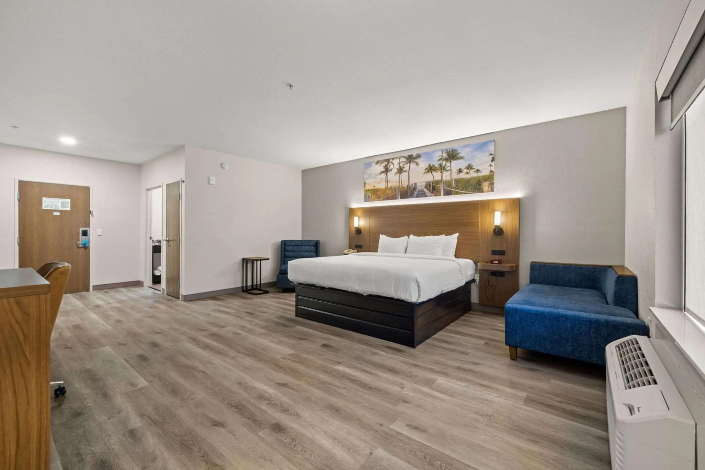 Bedroom, Bed in Clarion Pointe Lakeland I-4