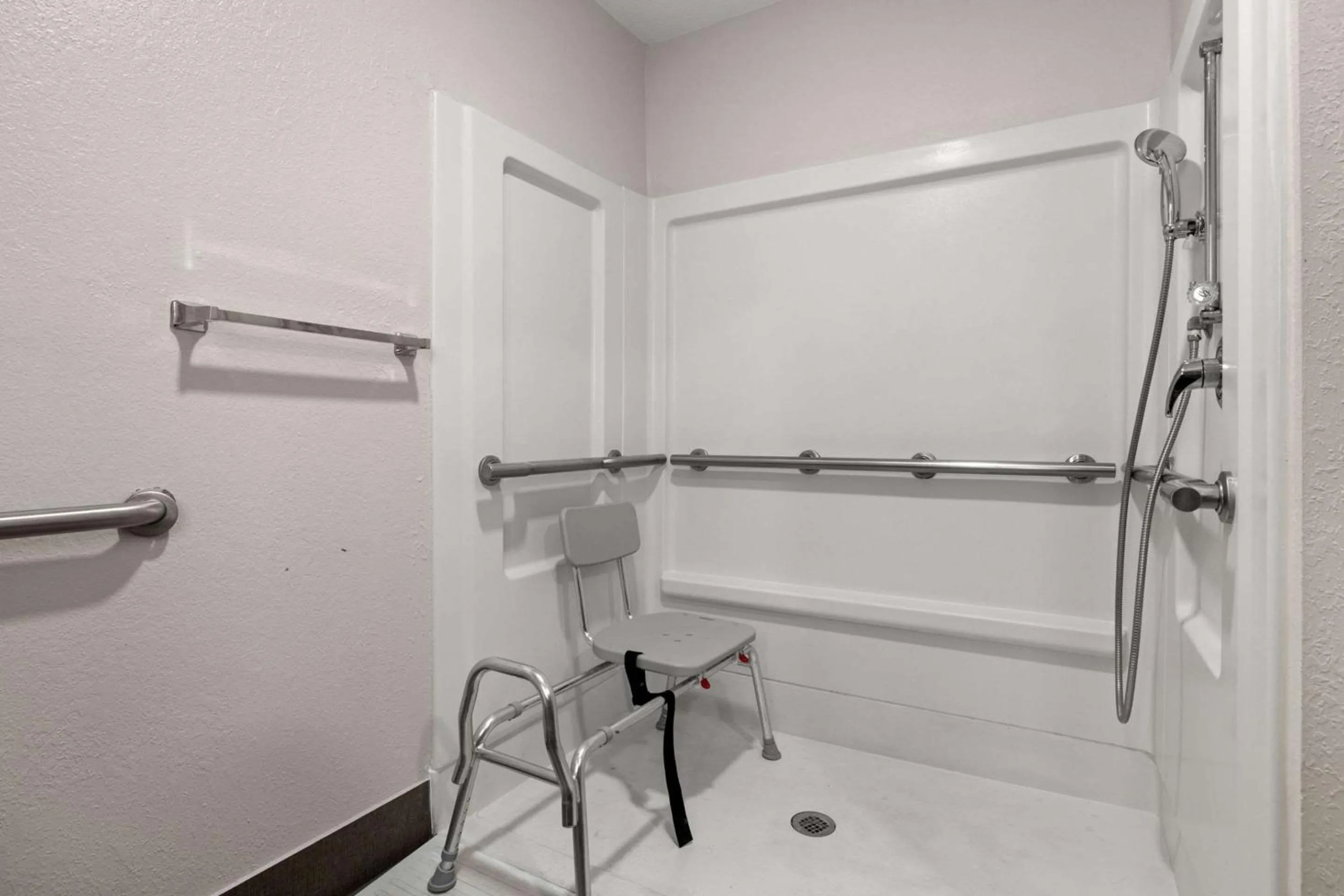 Bedroom in Clarion Pointe Lakeland I-4