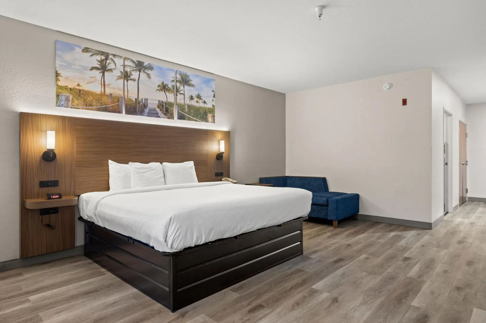 Bed in Clarion Pointe Lakeland I-4