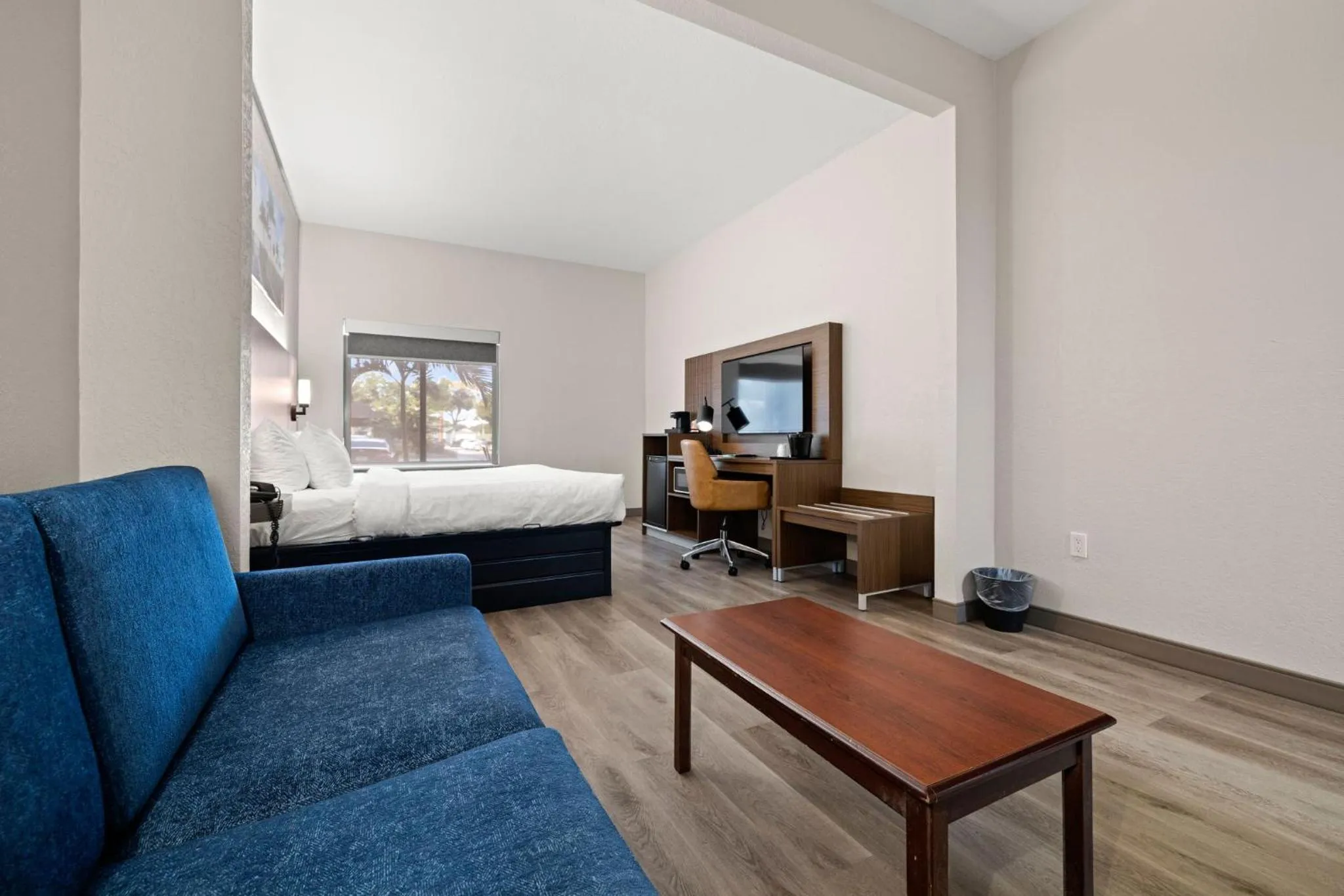 Photo of the whole room in Clarion Pointe Lakeland I-4