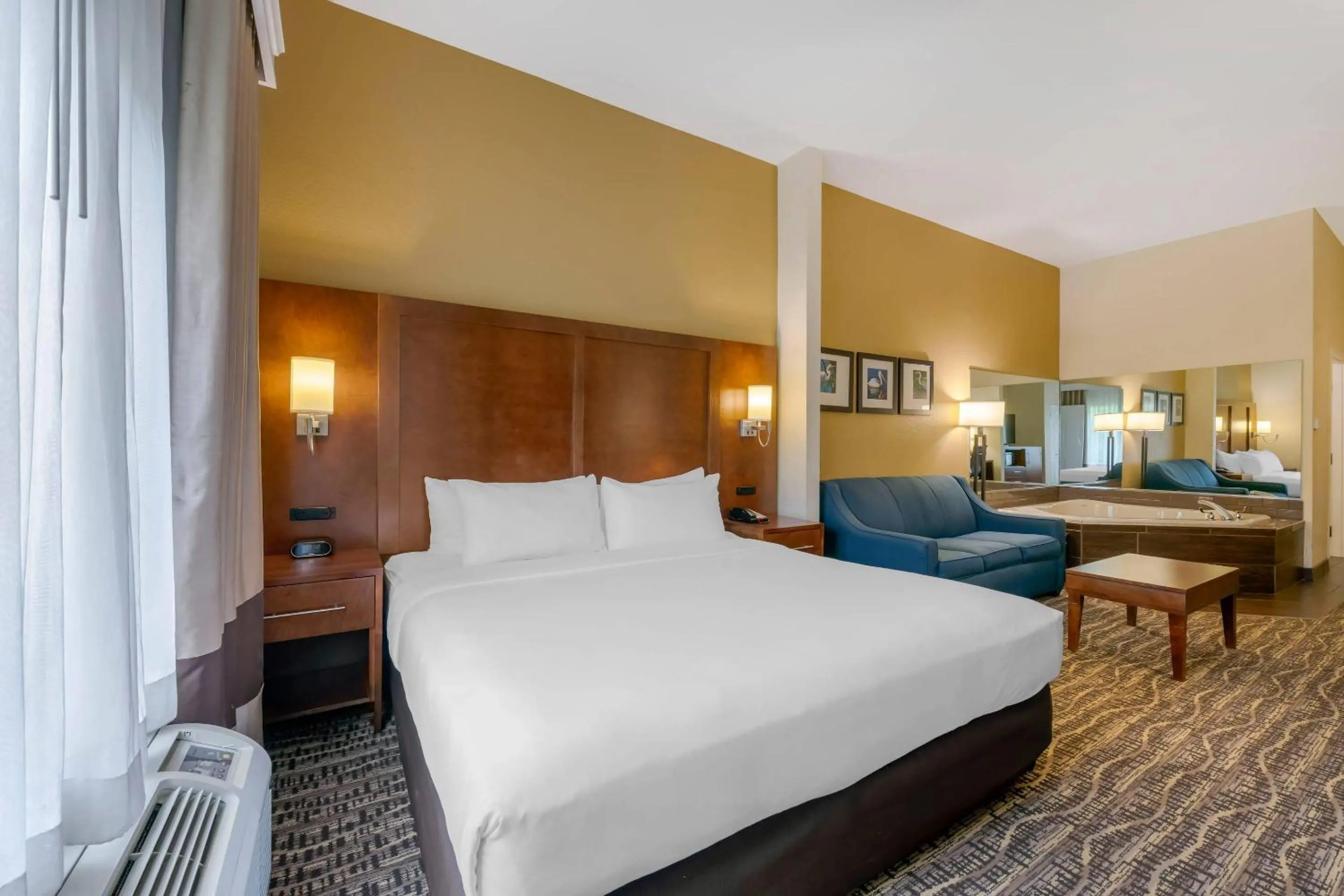 Bedroom, Bed in Comfort Suites Lady Lake - The Villages